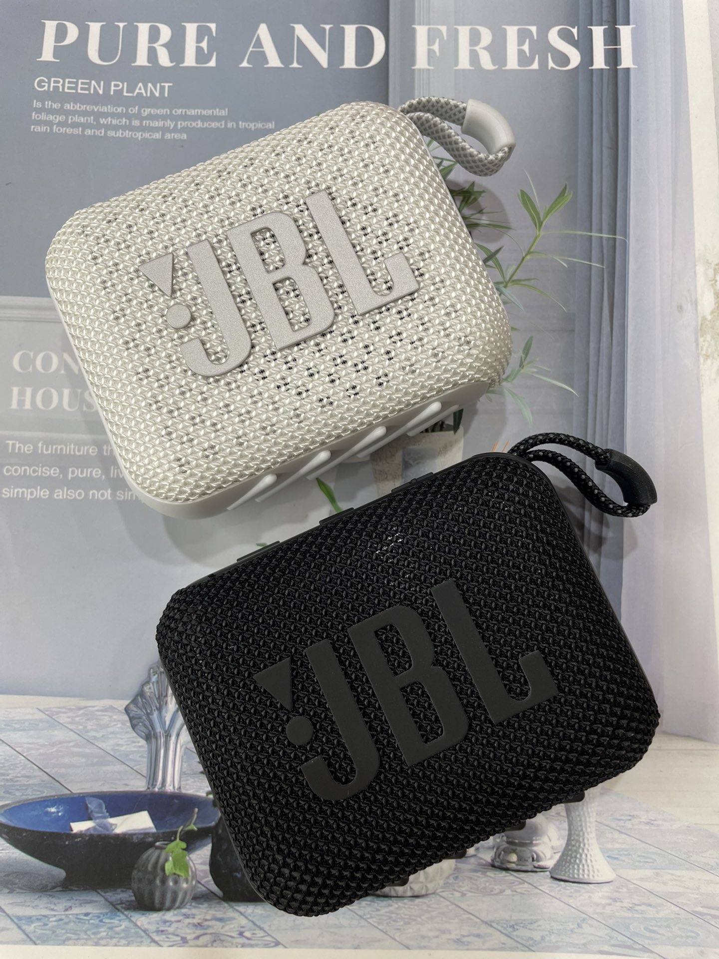 「JBL音响」售价:39💰高端玩家必入所到之处、皆为现场！纯正出口订单！JBL最新款go4音乐金砖4代低音炮无线蓝牙音箱！高奢高货，货真价实，全套包装，功能齐全，包括音质，音效我逐一试用，完全没有问题！
惠州工厂代工，纯正出口的订单，内部渠道流出的货，所有零件全部原装，出口的最高规格，保证惊艳！
紧凑精悍狂野响亮，高能续航，是一款便携音箱，内置一个2英寸全频驱动单元和两个无源辐射器，小巧的身躯蕴藏着巨大的能量，响亮震撼的声音！搭载了立体声技术，能捕捉各个方向上细微的声音表现，为你提供沉浸式的聆听体验，这款轻巧的音箱，一只手即可轻松掌握操作，便捷坚固耐用！
重低音炮，最近几年卖过音质音效最棒的一款便携式音响，没有之一！这款音响会带给你全新音乐的体验，保证惊艳！尾单百来部，且听且珍惜！
颜色：经典黑、高级白

品名，金砖四代蓝牙音箱