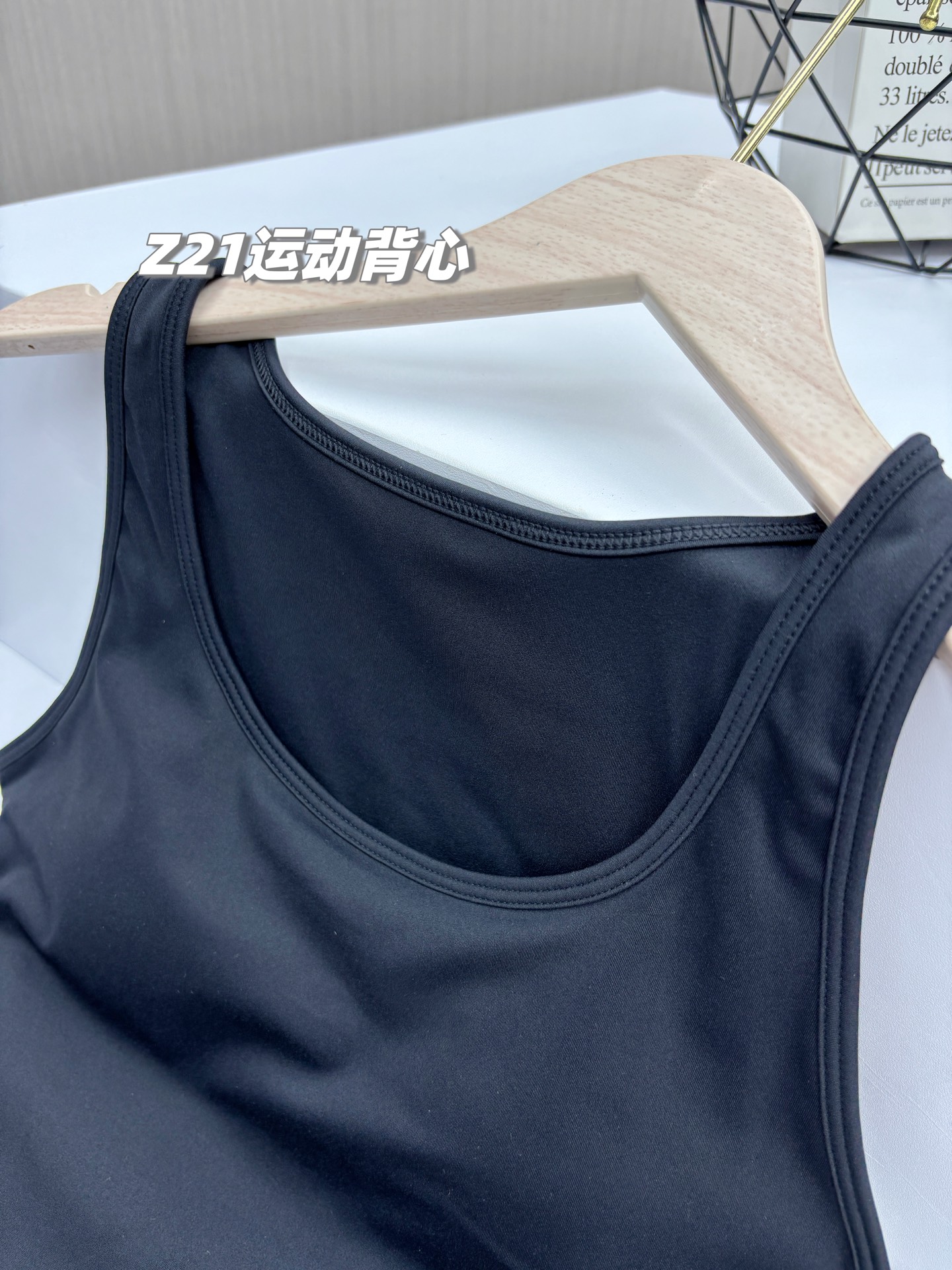 💰155包邮/包，一包两件，真原单，比价请绕道！alo yoga 2025新款双面云感瑜伽背心两件套！自带罩杯免穿内衣运动背心，打造完美身材！第三代云感面料，内里高弹橡筋，真正的自由延伸！正品代工渠道原单，随意对比，不满意包退！
品名：Z21款alo运动背心 
国内代工出口的单子，品牌商直接下的代工货，100%原单客供专业云感面料，不含一点涤纶。不要拿某宝某多某音的高仿来比价。
客供进口双面锦云感面料，其他大牌比如lulu、粒子狂热、Maia也在用的同款面料，同款面料其他品牌一件也要各三四百的！锦纶75%+氨纶25%，强大的氨纶配比，增加了整体凉感和韧弹的触感。绝对顶配的 内里高弹橡筋，一体杯设计，不跑杯，不移位，舒适贴合不空杯，专业级适合运动的一款背心！
还是那句话，真原单面料，品牌商找的国内7A老牌外贸代工厂代工，看不到一点线头，随意对比面料做工细节，走线缝纫技术完全依据品牌的规格出来的。任何渠道你能买到真原单的概率很小，可遇不可求，闭眼冲，不满意随便退！
面料韧弹效果十足，真裸感，上身非常舒服，藏肉塑形效果超级好，而且没有压迫感。是不是真原单，等宝子们收到货后随意验，保真面料，保真工艺。不满意随意退！
款式：一包2件同尺码（两色各1件，原包装不拆卖）
尺码：M/L/XL
M：胸围74 腰围65 衣长45 适合体重80-110斤
L：胸围78 腰围69 衣长46 适合体重105-125斤
XL：胸围82 腰围73 衣长47 适合体重120-140斤

品名：Z21款alo运动背心 