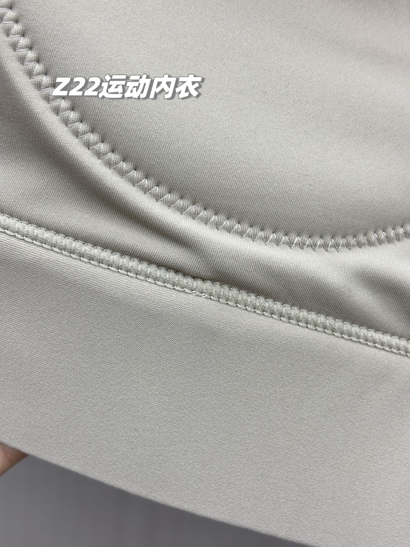 💰155包邮/包，一包2件！专业运动内衣+高强度聚拢！原装正品 alo yoga 新款可外穿无钢圈专业防震瑜伽跑步健身运动文胸，专业级运动内衣，高弹减震，聚拢美背！可外穿也可内穿，通勤款不管是运动健身还是日常穿搭，都是绝对的王者！为你解锁新的内衣穿搭，力荐！
品牌商国内下的代工货，出口东南亚的订单，一万个保真，现货百来包，放心秒杀！
专业级客供运动瑜伽面料，锦纶75%+氨纶25%，舒适透气，韧弹包裹，手感与触摸上也是细腻柔滑，吸湿排汗，随意伸展！
解锁新方式，穿脱便捷，1秒穿脱新体验，内衣两侧高韧弹聚拢提拉带，立体强聚拢；透气速干，聚拢防震！微露性感，凸显好看的脸型和锁骨线条，加宽下摆和肩带，减少勒腰感，同时增加支撑力！
专业的运动内衣文胸，强聚拢防震，超强透气无极限，不管是健身、瑜伽、运动、跑步还是日常休闲穿搭，都是最棒的选择，为你解锁新的内衣穿搭，你会爱上这款的！
现货三百多包，百年难得一遇，看到就入了吧，绝对力荐款！
款式：一包2件同尺码（两色各一件），原装来货，不拆卖
尺码：M/L/XL
M：胸半围35cm 下摆半围32  建议体重80-110斤
L：胸半围37cm 下摆半围34  建议体重105-125斤
XL：胸半围39cm 下摆半围36  建议体重120-140斤

品名：Z22款alo运动内衣