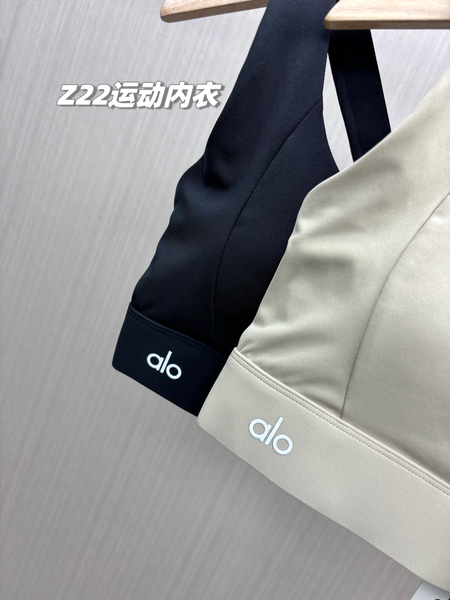 💰155包邮/包，一包2件！专业运动内衣+高强度聚拢！原装正品 alo yoga 新款可外穿无钢圈专业防震瑜伽跑步健身运动文胸，专业级运动内衣，高弹减震，聚拢美背！可外穿也可内穿，通勤款不管是运动健身还是日常穿搭，都是绝对的王者！为你解锁新的内衣穿搭，力荐！
品牌商国内下的代工货，出口东南亚的订单，一万个保真，现货百来包，放心秒杀！
专业级客供运动瑜伽面料，锦纶75%+氨纶25%，舒适透气，韧弹包裹，手感与触摸上也是细腻柔滑，吸湿排汗，随意伸展！
解锁新方式，穿脱便捷，1秒穿脱新体验，内衣两侧高韧弹聚拢提拉带，立体强聚拢；透气速干，聚拢防震！微露性感，凸显好看的脸型和锁骨线条，加宽下摆和肩带，减少勒腰感，同时增加支撑力！
专业的运动内衣文胸，强聚拢防震，超强透气无极限，不管是健身、瑜伽、运动、跑步还是日常休闲穿搭，都是最棒的选择，为你解锁新的内衣穿搭，你会爱上这款的！
现货三百多包，百年难得一遇，看到就入了吧，绝对力荐款！
款式：一包2件同尺码（两色各一件），原装来货，不拆卖
尺码：M/L/XL
M：胸半围35cm 下摆半围32  建议体重80-110斤
L：胸半围37cm 下摆半围34  建议体重105-125斤
XL：胸半围39cm 下摆半围36  建议体重120-140斤

品名：Z22款alo运动内衣