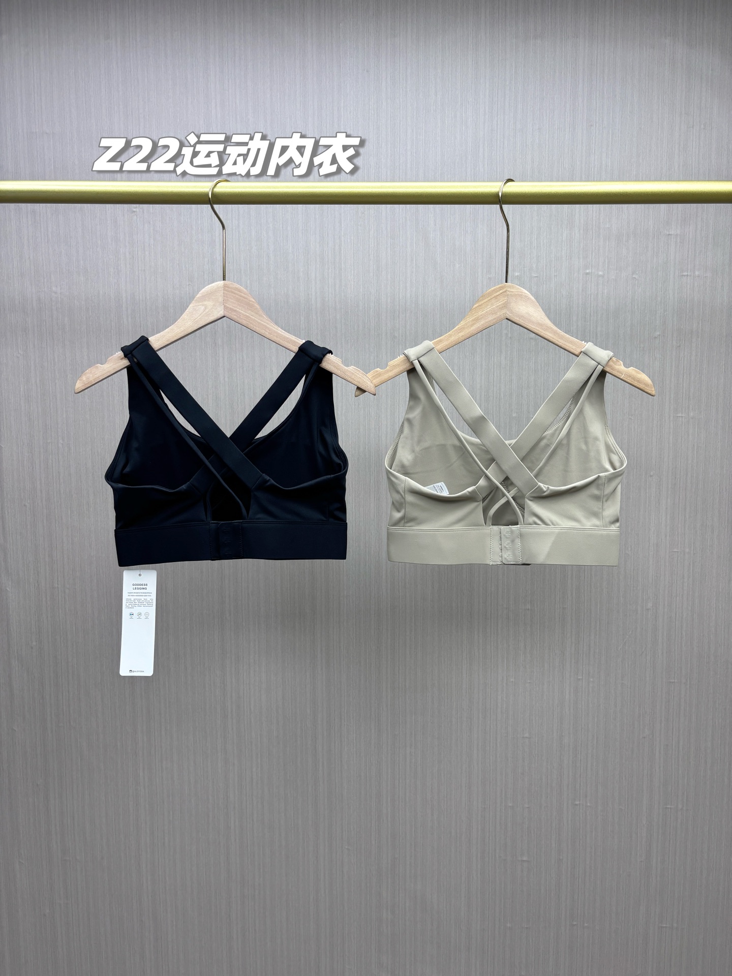 💰155包邮/包，一包2件！专业运动内衣+高强度聚拢！原装正品 alo yoga 新款可外穿无钢圈专业防震瑜伽跑步健身运动文胸，专业级运动内衣，高弹减震，聚拢美背！可外穿也可内穿，通勤款不管是运动健身还是日常穿搭，都是绝对的王者！为你解锁新的内衣穿搭，力荐！
品牌商国内下的代工货，出口东南亚的订单，一万个保真，现货百来包，放心秒杀！
专业级客供运动瑜伽面料，锦纶75%+氨纶25%，舒适透气，韧弹包裹，手感与触摸上也是细腻柔滑，吸湿排汗，随意伸展！
解锁新方式，穿脱便捷，1秒穿脱新体验，内衣两侧高韧弹聚拢提拉带，立体强聚拢；透气速干，聚拢防震！微露性感，凸显好看的脸型和锁骨线条，加宽下摆和肩带，减少勒腰感，同时增加支撑力！
专业的运动内衣文胸，强聚拢防震，超强透气无极限，不管是健身、瑜伽、运动、跑步还是日常休闲穿搭，都是最棒的选择，为你解锁新的内衣穿搭，你会爱上这款的！
现货三百多包，百年难得一遇，看到就入了吧，绝对力荐款！
款式：一包2件同尺码（两色各一件），原装来货，不拆卖
尺码：M/L/XL
M：胸半围35cm 下摆半围32  建议体重80-110斤
L：胸半围37cm 下摆半围34  建议体重105-125斤
XL：胸半围39cm 下摆半围36  建议体重120-140斤

品名：Z22款alo运动内衣
