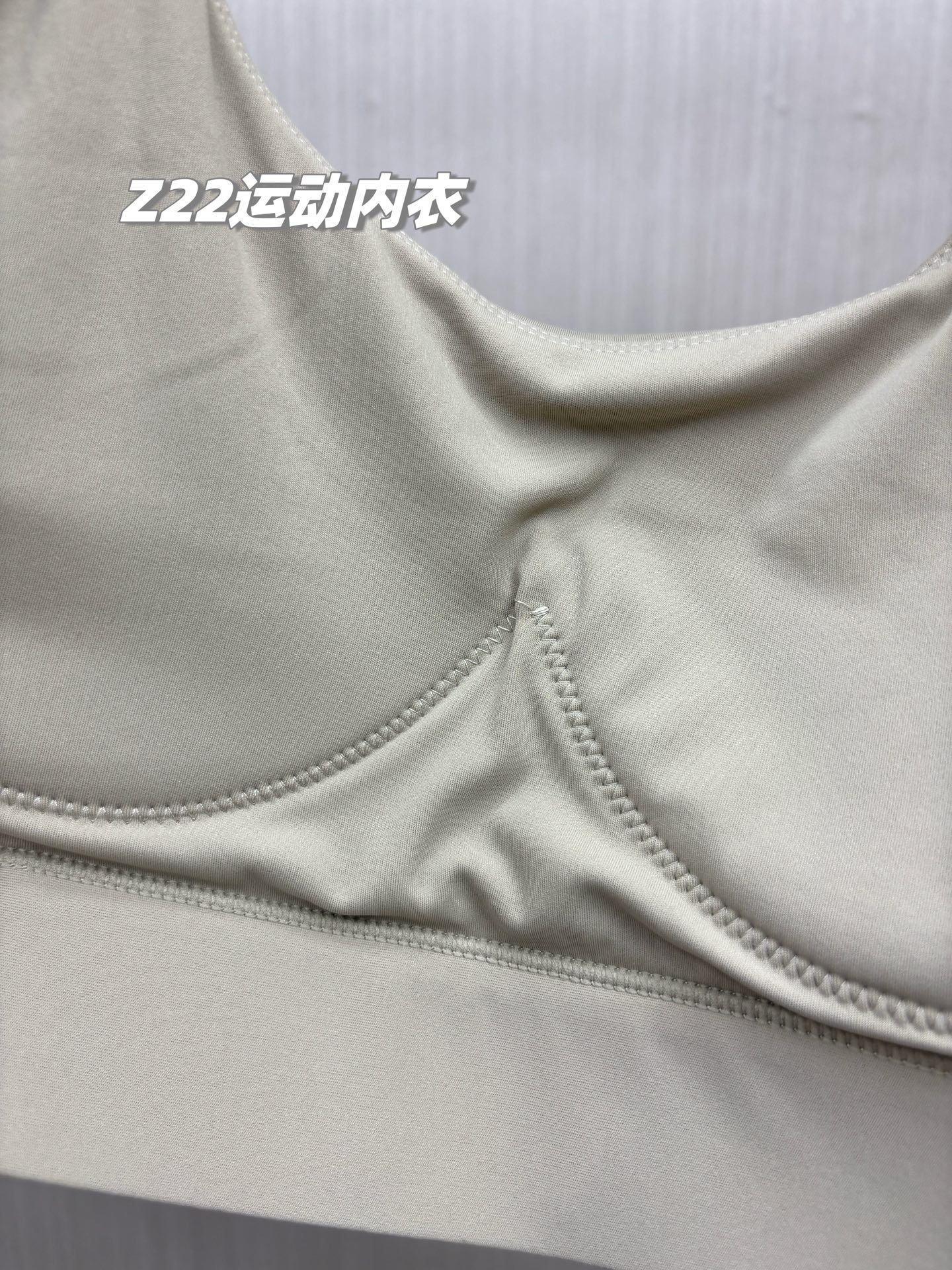 💰155包邮/包，一包2件！专业运动内衣+高强度聚拢！原装正品 alo yoga 新款可外穿无钢圈专业防震瑜伽跑步健身运动文胸，专业级运动内衣，高弹减震，聚拢美背！可外穿也可内穿，通勤款不管是运动健身还是日常穿搭，都是绝对的王者！为你解锁新的内衣穿搭，力荐！
品牌商国内下的代工货，出口东南亚的订单，一万个保真，现货百来包，放心秒杀！
专业级客供运动瑜伽面料，锦纶75%+氨纶25%，舒适透气，韧弹包裹，手感与触摸上也是细腻柔滑，吸湿排汗，随意伸展！
解锁新方式，穿脱便捷，1秒穿脱新体验，内衣两侧高韧弹聚拢提拉带，立体强聚拢；透气速干，聚拢防震！微露性感，凸显好看的脸型和锁骨线条，加宽下摆和肩带，减少勒腰感，同时增加支撑力！
专业的运动内衣文胸，强聚拢防震，超强透气无极限，不管是健身、瑜伽、运动、跑步还是日常休闲穿搭，都是最棒的选择，为你解锁新的内衣穿搭，你会爱上这款的！
现货三百多包，百年难得一遇，看到就入了吧，绝对力荐款！
款式：一包2件同尺码（两色各一件），原装来货，不拆卖
尺码：M/L/XL
M：胸半围35cm 下摆半围32  建议体重80-110斤
L：胸半围37cm 下摆半围34  建议体重105-125斤
XL：胸半围39cm 下摆半围36  建议体重120-140斤

品名：Z22款alo运动内衣