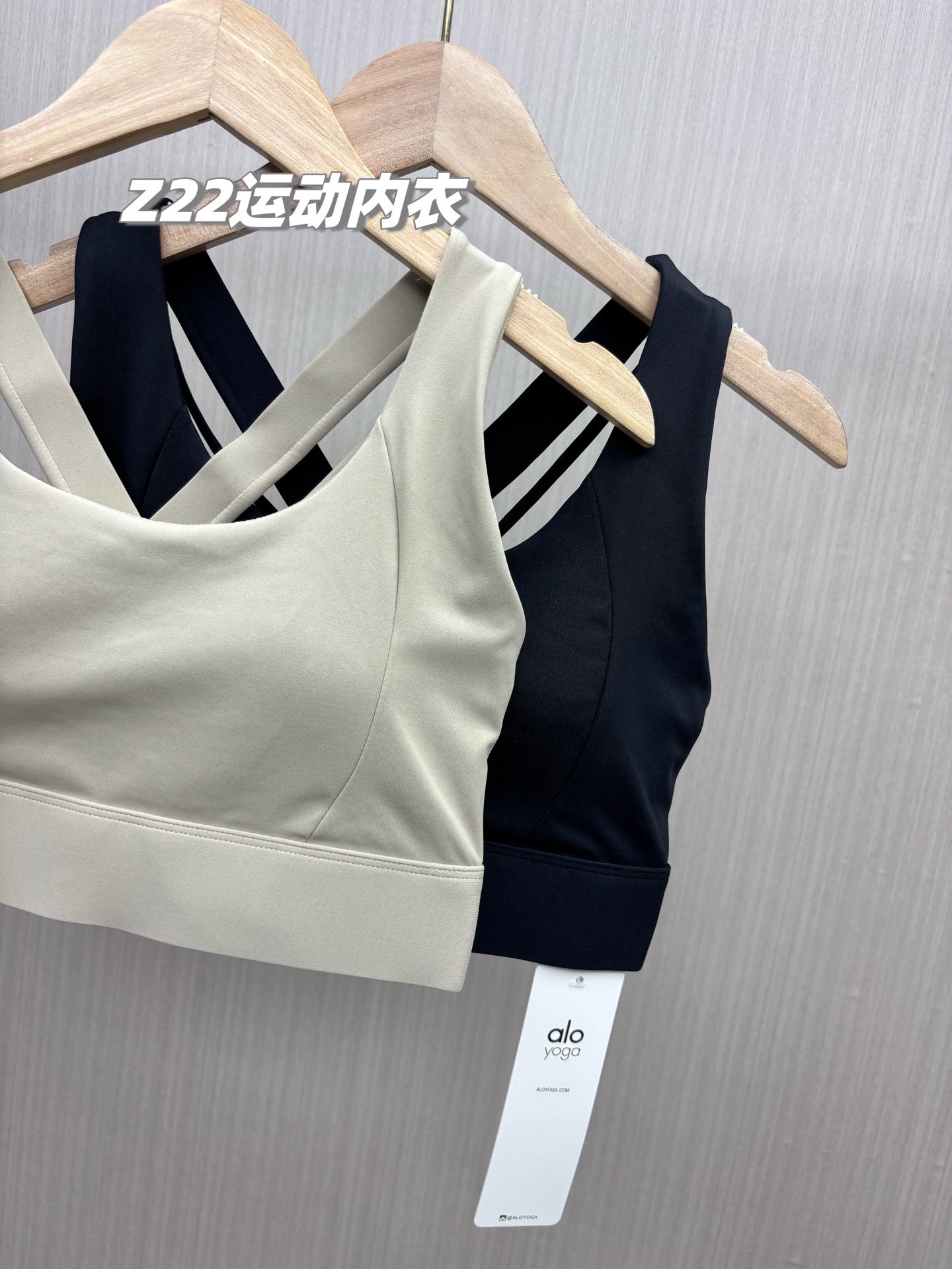 💰155包邮/包，一包2件！专业运动内衣+高强度聚拢！原装正品 alo yoga 新款可外穿无钢圈专业防震瑜伽跑步健身运动文胸，专业级运动内衣，高弹减震，聚拢美背！可外穿也可内穿，通勤款不管是运动健身还是日常穿搭，都是绝对的王者！为你解锁新的内衣穿搭，力荐！
品牌商国内下的代工货，出口东南亚的订单，一万个保真，现货百来包，放心秒杀！
专业级客供运动瑜伽面料，锦纶75%+氨纶25%，舒适透气，韧弹包裹，手感与触摸上也是细腻柔滑，吸湿排汗，随意伸展！
解锁新方式，穿脱便捷，1秒穿脱新体验，内衣两侧高韧弹聚拢提拉带，立体强聚拢；透气速干，聚拢防震！微露性感，凸显好看的脸型和锁骨线条，加宽下摆和肩带，减少勒腰感，同时增加支撑力！
专业的运动内衣文胸，强聚拢防震，超强透气无极限，不管是健身、瑜伽、运动、跑步还是日常休闲穿搭，都是最棒的选择，为你解锁新的内衣穿搭，你会爱上这款的！
现货三百多包，百年难得一遇，看到就入了吧，绝对力荐款！
款式：一包2件同尺码（两色各一件），原装来货，不拆卖
尺码：M/L/XL
M：胸半围35cm 下摆半围32  建议体重80-110斤
L：胸半围37cm 下摆半围34  建议体重105-125斤
XL：胸半围39cm 下摆半围36  建议体重120-140斤

品名：Z22款alo运动内衣