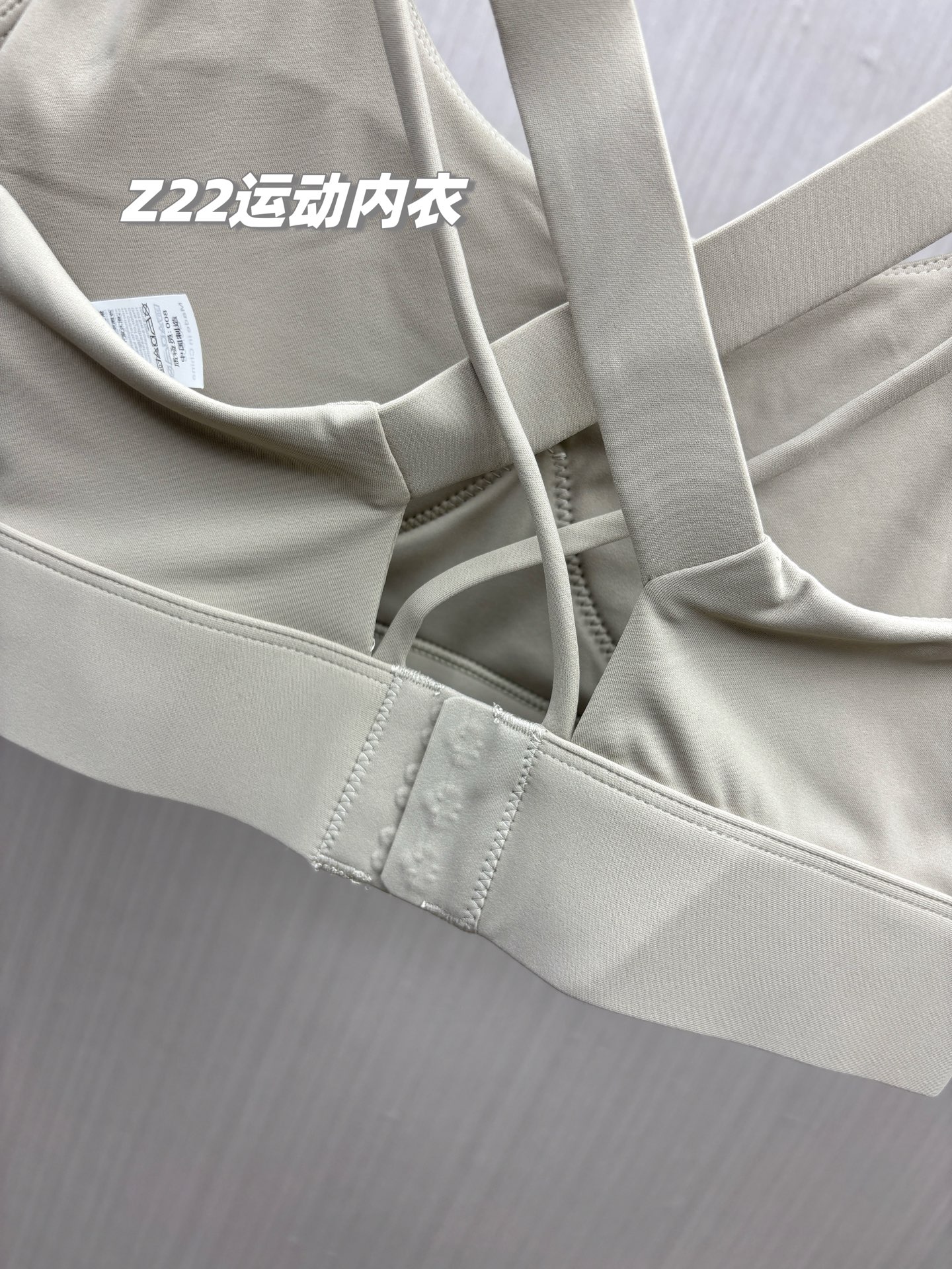 💰155包邮/包，一包2件！专业运动内衣+高强度聚拢！原装正品 alo yoga 新款可外穿无钢圈专业防震瑜伽跑步健身运动文胸，专业级运动内衣，高弹减震，聚拢美背！可外穿也可内穿，通勤款不管是运动健身还是日常穿搭，都是绝对的王者！为你解锁新的内衣穿搭，力荐！
品牌商国内下的代工货，出口东南亚的订单，一万个保真，现货百来包，放心秒杀！
专业级客供运动瑜伽面料，锦纶75%+氨纶25%，舒适透气，韧弹包裹，手感与触摸上也是细腻柔滑，吸湿排汗，随意伸展！
解锁新方式，穿脱便捷，1秒穿脱新体验，内衣两侧高韧弹聚拢提拉带，立体强聚拢；透气速干，聚拢防震！微露性感，凸显好看的脸型和锁骨线条，加宽下摆和肩带，减少勒腰感，同时增加支撑力！
专业的运动内衣文胸，强聚拢防震，超强透气无极限，不管是健身、瑜伽、运动、跑步还是日常休闲穿搭，都是最棒的选择，为你解锁新的内衣穿搭，你会爱上这款的！
现货三百多包，百年难得一遇，看到就入了吧，绝对力荐款！
款式：一包2件同尺码（两色各一件），原装来货，不拆卖
尺码：M/L/XL
M：胸半围35cm 下摆半围32  建议体重80-110斤
L：胸半围37cm 下摆半围34  建议体重105-125斤
XL：胸半围39cm 下摆半围36  建议体重120-140斤

品名：Z22款alo运动内衣