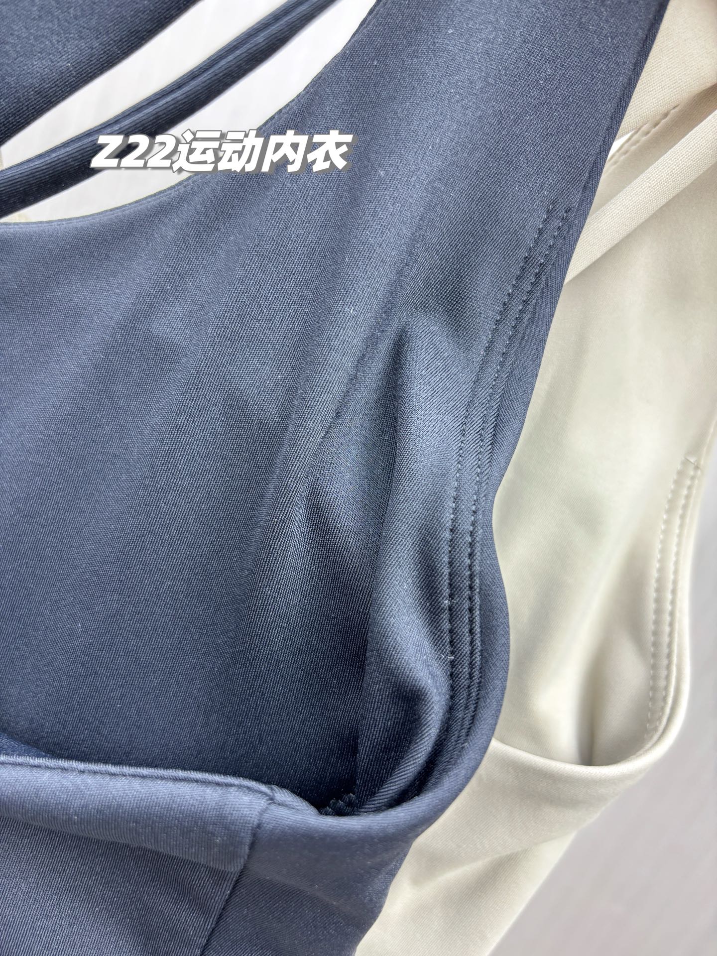 💰155包邮/包，一包2件！专业运动内衣+高强度聚拢！原装正品 alo yoga 新款可外穿无钢圈专业防震瑜伽跑步健身运动文胸，专业级运动内衣，高弹减震，聚拢美背！可外穿也可内穿，通勤款不管是运动健身还是日常穿搭，都是绝对的王者！为你解锁新的内衣穿搭，力荐！
品牌商国内下的代工货，出口东南亚的订单，一万个保真，现货百来包，放心秒杀！
专业级客供运动瑜伽面料，锦纶75%+氨纶25%，舒适透气，韧弹包裹，手感与触摸上也是细腻柔滑，吸湿排汗，随意伸展！
解锁新方式，穿脱便捷，1秒穿脱新体验，内衣两侧高韧弹聚拢提拉带，立体强聚拢；透气速干，聚拢防震！微露性感，凸显好看的脸型和锁骨线条，加宽下摆和肩带，减少勒腰感，同时增加支撑力！
专业的运动内衣文胸，强聚拢防震，超强透气无极限，不管是健身、瑜伽、运动、跑步还是日常休闲穿搭，都是最棒的选择，为你解锁新的内衣穿搭，你会爱上这款的！
现货三百多包，百年难得一遇，看到就入了吧，绝对力荐款！
款式：一包2件同尺码（两色各一件），原装来货，不拆卖
尺码：M/L/XL
M：胸半围35cm 下摆半围32  建议体重80-110斤
L：胸半围37cm 下摆半围34  建议体重105-125斤
XL：胸半围39cm 下摆半围36  建议体重120-140斤

品名：Z22款alo运动内衣