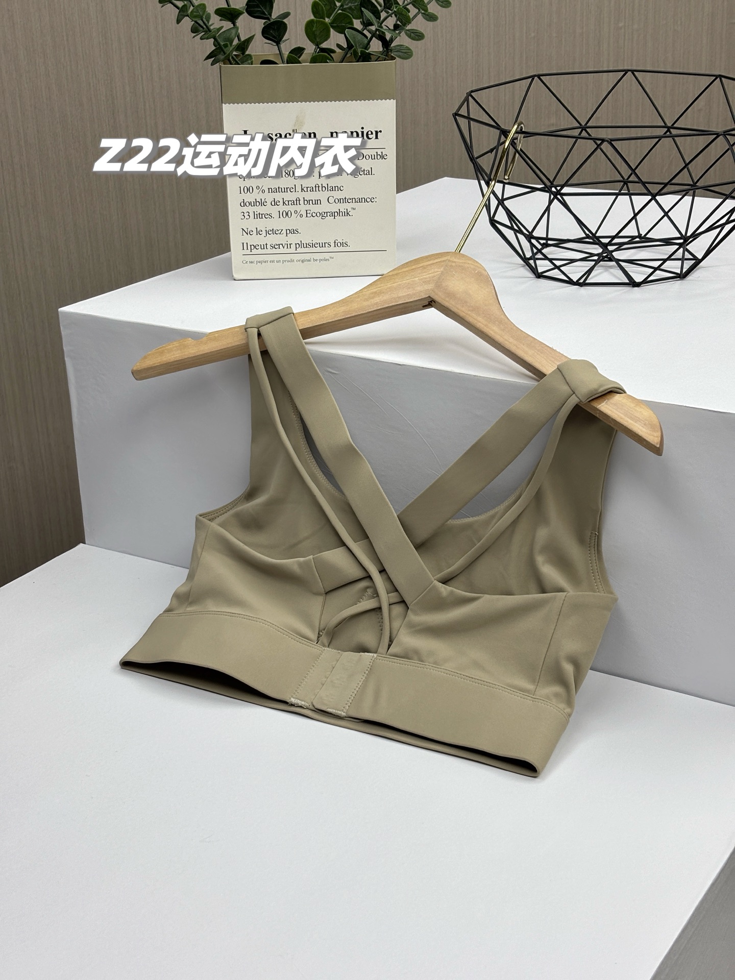 💰155包邮/包，一包2件！专业运动内衣+高强度聚拢！原装正品 alo yoga 新款可外穿无钢圈专业防震瑜伽跑步健身运动文胸，专业级运动内衣，高弹减震，聚拢美背！可外穿也可内穿，通勤款不管是运动健身还是日常穿搭，都是绝对的王者！为你解锁新的内衣穿搭，力荐！
品牌商国内下的代工货，出口东南亚的订单，一万个保真，现货百来包，放心秒杀！
专业级客供运动瑜伽面料，锦纶75%+氨纶25%，舒适透气，韧弹包裹，手感与触摸上也是细腻柔滑，吸湿排汗，随意伸展！
解锁新方式，穿脱便捷，1秒穿脱新体验，内衣两侧高韧弹聚拢提拉带，立体强聚拢；透气速干，聚拢防震！微露性感，凸显好看的脸型和锁骨线条，加宽下摆和肩带，减少勒腰感，同时增加支撑力！
专业的运动内衣文胸，强聚拢防震，超强透气无极限，不管是健身、瑜伽、运动、跑步还是日常休闲穿搭，都是最棒的选择，为你解锁新的内衣穿搭，你会爱上这款的！
现货三百多包，百年难得一遇，看到就入了吧，绝对力荐款！
款式：一包2件同尺码（两色各一件），原装来货，不拆卖
尺码：M/L/XL
M：胸半围35cm 下摆半围32  建议体重80-110斤
L：胸半围37cm 下摆半围34  建议体重105-125斤
XL：胸半围39cm 下摆半围36  建议体重120-140斤

品名：Z22款alo运动内衣