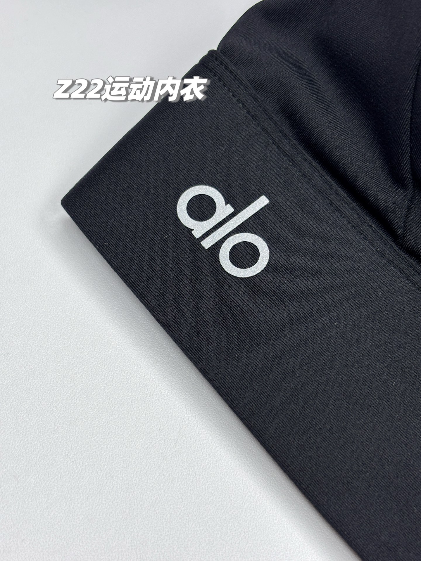 💰155包邮/包，一包2件！专业运动内衣+高强度聚拢！原装正品 alo yoga 新款可外穿无钢圈专业防震瑜伽跑步健身运动文胸，专业级运动内衣，高弹减震，聚拢美背！可外穿也可内穿，通勤款不管是运动健身还是日常穿搭，都是绝对的王者！为你解锁新的内衣穿搭，力荐！
品牌商国内下的代工货，出口东南亚的订单，一万个保真，现货百来包，放心秒杀！
专业级客供运动瑜伽面料，锦纶75%+氨纶25%，舒适透气，韧弹包裹，手感与触摸上也是细腻柔滑，吸湿排汗，随意伸展！
解锁新方式，穿脱便捷，1秒穿脱新体验，内衣两侧高韧弹聚拢提拉带，立体强聚拢；透气速干，聚拢防震！微露性感，凸显好看的脸型和锁骨线条，加宽下摆和肩带，减少勒腰感，同时增加支撑力！
专业的运动内衣文胸，强聚拢防震，超强透气无极限，不管是健身、瑜伽、运动、跑步还是日常休闲穿搭，都是最棒的选择，为你解锁新的内衣穿搭，你会爱上这款的！
现货三百多包，百年难得一遇，看到就入了吧，绝对力荐款！
款式：一包2件同尺码（两色各一件），原装来货，不拆卖
尺码：M/L/XL
M：胸半围35cm 下摆半围32  建议体重80-110斤
L：胸半围37cm 下摆半围34  建议体重105-125斤
XL：胸半围39cm 下摆半围36  建议体重120-140斤

品名：Z22款alo运动内衣