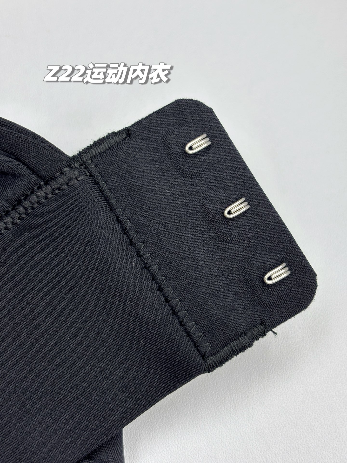 💰155包邮/包，一包2件！专业运动内衣+高强度聚拢！原装正品 alo yoga 新款可外穿无钢圈专业防震瑜伽跑步健身运动文胸，专业级运动内衣，高弹减震，聚拢美背！可外穿也可内穿，通勤款不管是运动健身还是日常穿搭，都是绝对的王者！为你解锁新的内衣穿搭，力荐！
品牌商国内下的代工货，出口东南亚的订单，一万个保真，现货百来包，放心秒杀！
专业级客供运动瑜伽面料，锦纶75%+氨纶25%，舒适透气，韧弹包裹，手感与触摸上也是细腻柔滑，吸湿排汗，随意伸展！
解锁新方式，穿脱便捷，1秒穿脱新体验，内衣两侧高韧弹聚拢提拉带，立体强聚拢；透气速干，聚拢防震！微露性感，凸显好看的脸型和锁骨线条，加宽下摆和肩带，减少勒腰感，同时增加支撑力！
专业的运动内衣文胸，强聚拢防震，超强透气无极限，不管是健身、瑜伽、运动、跑步还是日常休闲穿搭，都是最棒的选择，为你解锁新的内衣穿搭，你会爱上这款的！
现货三百多包，百年难得一遇，看到就入了吧，绝对力荐款！
款式：一包2件同尺码（两色各一件），原装来货，不拆卖
尺码：M/L/XL
M：胸半围35cm 下摆半围32  建议体重80-110斤
L：胸半围37cm 下摆半围34  建议体重105-125斤
XL：胸半围39cm 下摆半围36  建议体重120-140斤

品名：Z22款alo运动内衣