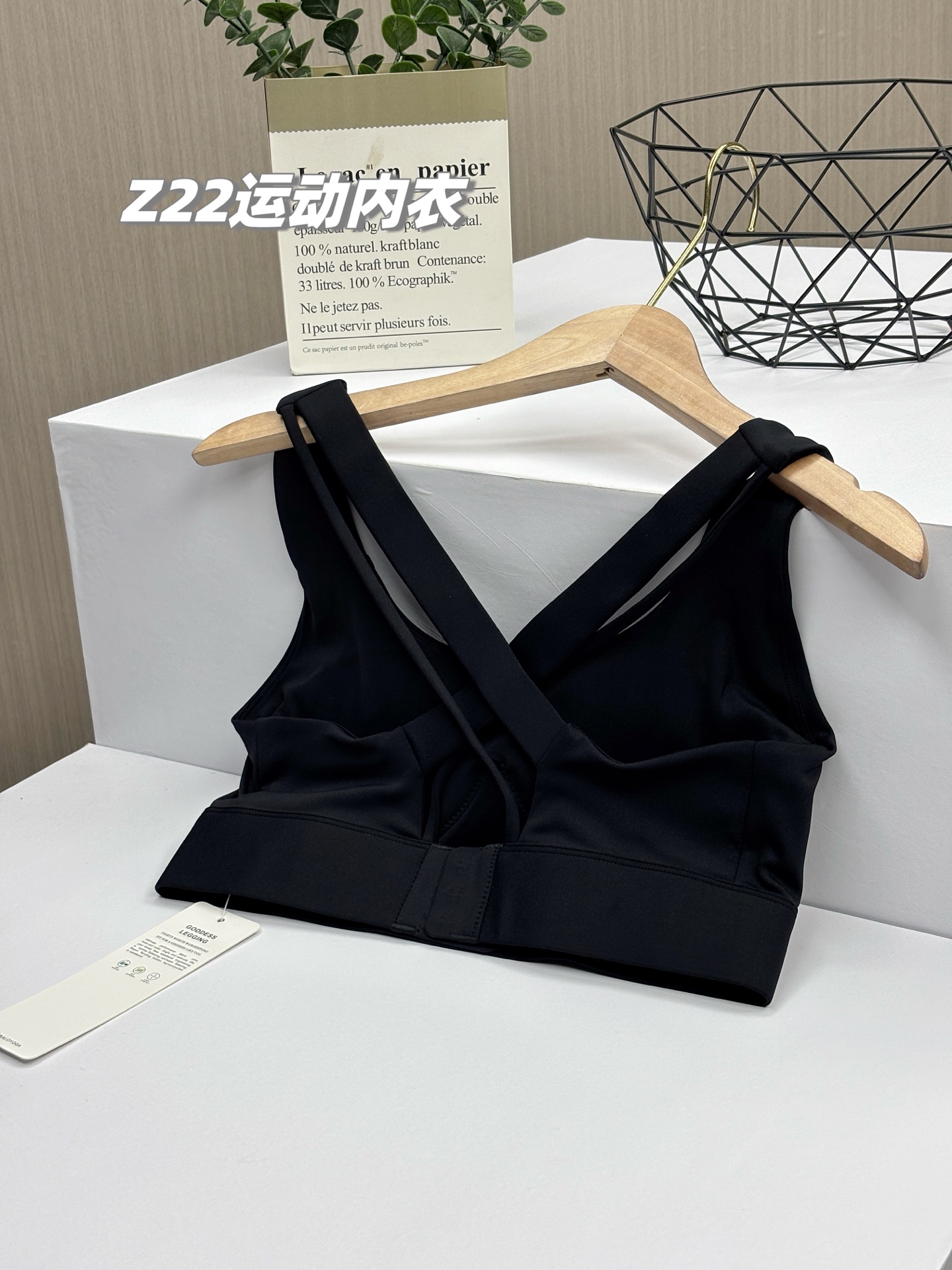 💰155包邮/包，一包2件！专业运动内衣+高强度聚拢！原装正品 alo yoga 新款可外穿无钢圈专业防震瑜伽跑步健身运动文胸，专业级运动内衣，高弹减震，聚拢美背！可外穿也可内穿，通勤款不管是运动健身还是日常穿搭，都是绝对的王者！为你解锁新的内衣穿搭，力荐！
品牌商国内下的代工货，出口东南亚的订单，一万个保真，现货百来包，放心秒杀！
专业级客供运动瑜伽面料，锦纶75%+氨纶25%，舒适透气，韧弹包裹，手感与触摸上也是细腻柔滑，吸湿排汗，随意伸展！
解锁新方式，穿脱便捷，1秒穿脱新体验，内衣两侧高韧弹聚拢提拉带，立体强聚拢；透气速干，聚拢防震！微露性感，凸显好看的脸型和锁骨线条，加宽下摆和肩带，减少勒腰感，同时增加支撑力！
专业的运动内衣文胸，强聚拢防震，超强透气无极限，不管是健身、瑜伽、运动、跑步还是日常休闲穿搭，都是最棒的选择，为你解锁新的内衣穿搭，你会爱上这款的！
现货三百多包，百年难得一遇，看到就入了吧，绝对力荐款！
款式：一包2件同尺码（两色各一件），原装来货，不拆卖
尺码：M/L/XL
M：胸半围35cm 下摆半围32  建议体重80-110斤
L：胸半围37cm 下摆半围34  建议体重105-125斤
XL：胸半围39cm 下摆半围36  建议体重120-140斤

品名：Z22款alo运动内衣