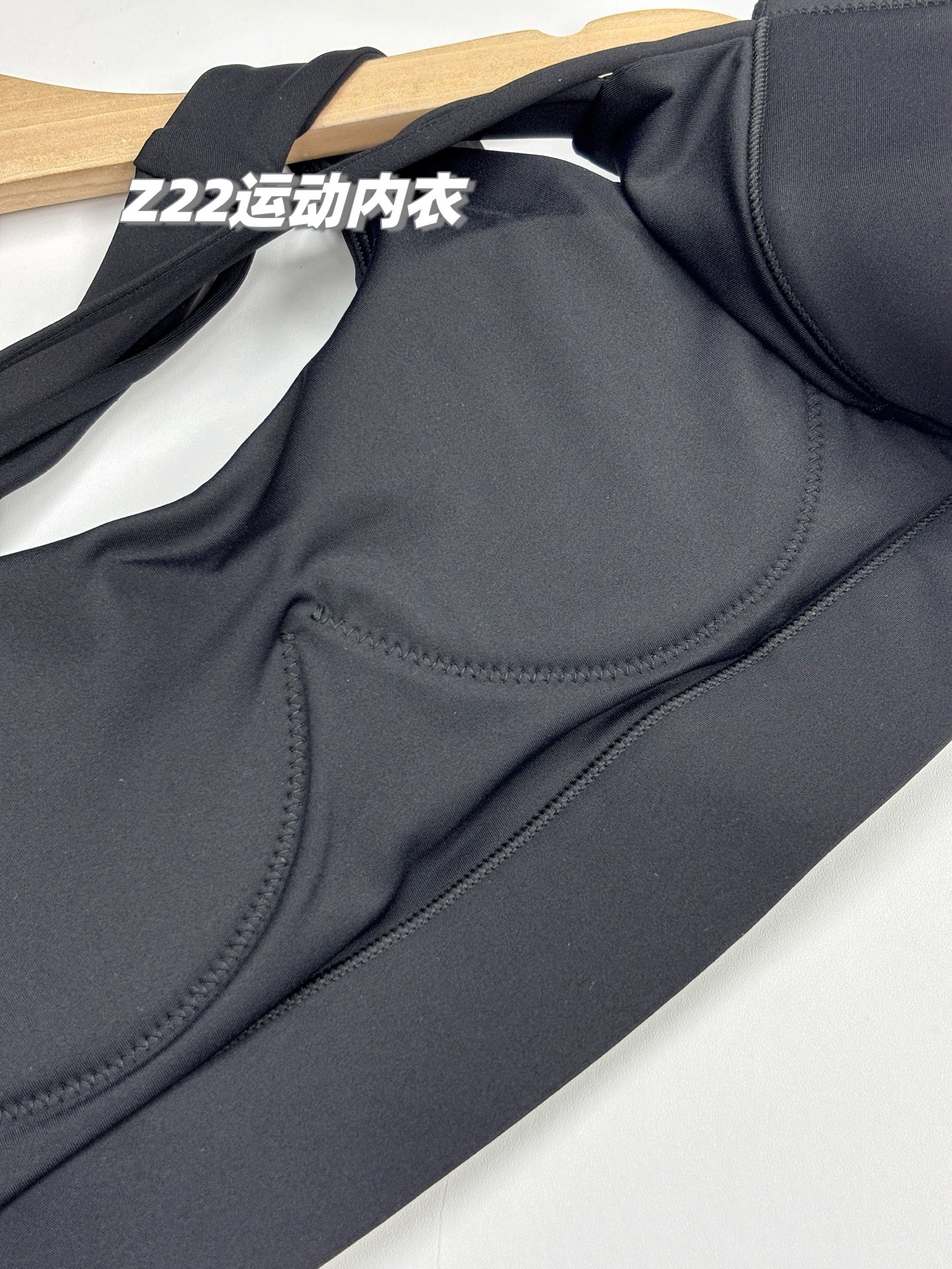 💰155包邮/包，一包2件！专业运动内衣+高强度聚拢！原装正品 alo yoga 新款可外穿无钢圈专业防震瑜伽跑步健身运动文胸，专业级运动内衣，高弹减震，聚拢美背！可外穿也可内穿，通勤款不管是运动健身还是日常穿搭，都是绝对的王者！为你解锁新的内衣穿搭，力荐！
品牌商国内下的代工货，出口东南亚的订单，一万个保真，现货百来包，放心秒杀！
专业级客供运动瑜伽面料，锦纶75%+氨纶25%，舒适透气，韧弹包裹，手感与触摸上也是细腻柔滑，吸湿排汗，随意伸展！
解锁新方式，穿脱便捷，1秒穿脱新体验，内衣两侧高韧弹聚拢提拉带，立体强聚拢；透气速干，聚拢防震！微露性感，凸显好看的脸型和锁骨线条，加宽下摆和肩带，减少勒腰感，同时增加支撑力！
专业的运动内衣文胸，强聚拢防震，超强透气无极限，不管是健身、瑜伽、运动、跑步还是日常休闲穿搭，都是最棒的选择，为你解锁新的内衣穿搭，你会爱上这款的！
现货三百多包，百年难得一遇，看到就入了吧，绝对力荐款！
款式：一包2件同尺码（两色各一件），原装来货，不拆卖
尺码：M/L/XL
M：胸半围35cm 下摆半围32  建议体重80-110斤
L：胸半围37cm 下摆半围34  建议体重105-125斤
XL：胸半围39cm 下摆半围36  建议体重120-140斤

品名：Z22款alo运动内衣