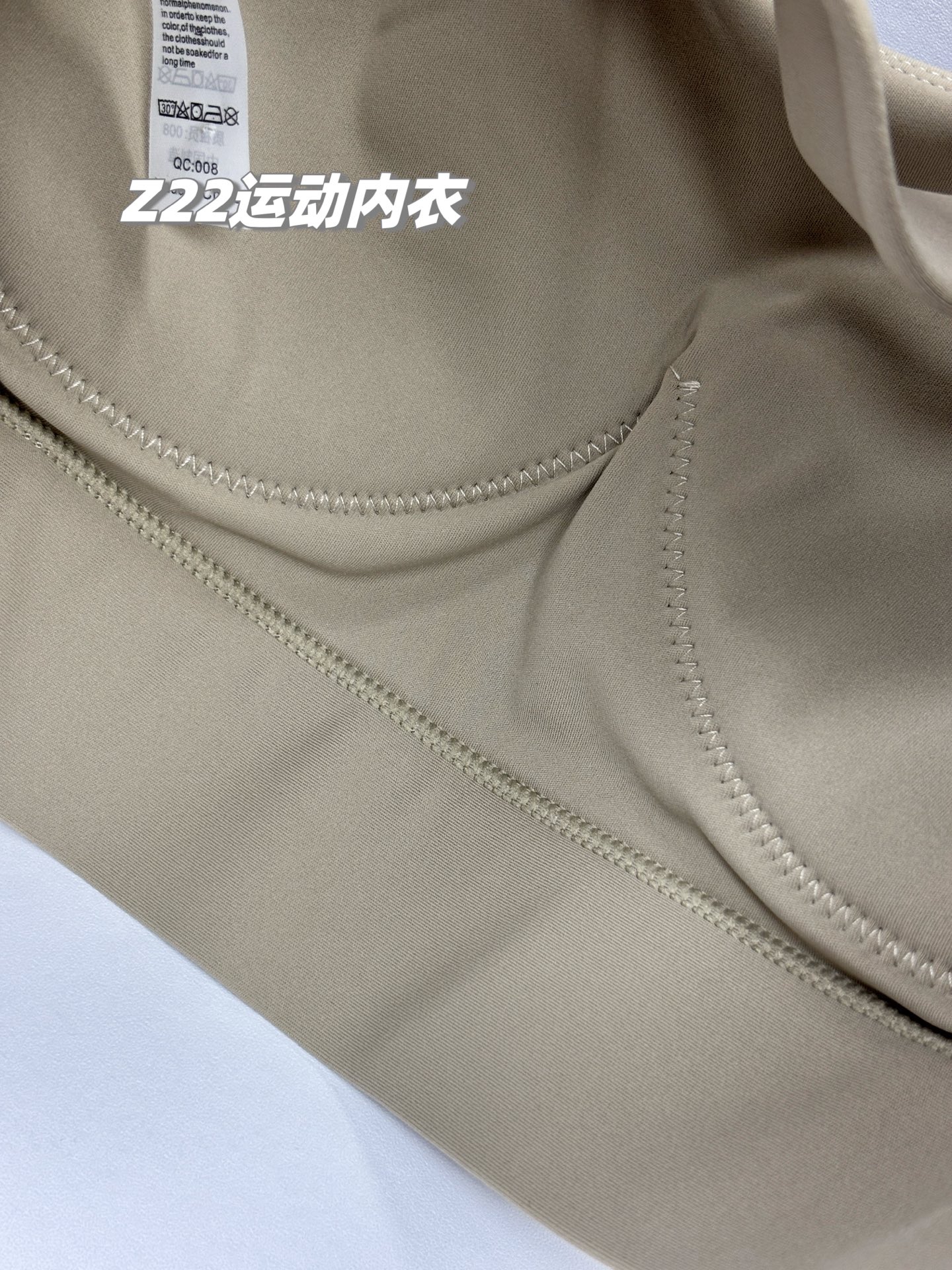 💰155包邮/包，一包2件！专业运动内衣+高强度聚拢！原装正品 alo yoga 新款可外穿无钢圈专业防震瑜伽跑步健身运动文胸，专业级运动内衣，高弹减震，聚拢美背！可外穿也可内穿，通勤款不管是运动健身还是日常穿搭，都是绝对的王者！为你解锁新的内衣穿搭，力荐！
品牌商国内下的代工货，出口东南亚的订单，一万个保真，现货百来包，放心秒杀！
专业级客供运动瑜伽面料，锦纶75%+氨纶25%，舒适透气，韧弹包裹，手感与触摸上也是细腻柔滑，吸湿排汗，随意伸展！
解锁新方式，穿脱便捷，1秒穿脱新体验，内衣两侧高韧弹聚拢提拉带，立体强聚拢；透气速干，聚拢防震！微露性感，凸显好看的脸型和锁骨线条，加宽下摆和肩带，减少勒腰感，同时增加支撑力！
专业的运动内衣文胸，强聚拢防震，超强透气无极限，不管是健身、瑜伽、运动、跑步还是日常休闲穿搭，都是最棒的选择，为你解锁新的内衣穿搭，你会爱上这款的！
现货三百多包，百年难得一遇，看到就入了吧，绝对力荐款！
款式：一包2件同尺码（两色各一件），原装来货，不拆卖
尺码：M/L/XL
M：胸半围35cm 下摆半围32  建议体重80-110斤
L：胸半围37cm 下摆半围34  建议体重105-125斤
XL：胸半围39cm 下摆半围36  建议体重120-140斤

品名：Z22款alo运动内衣