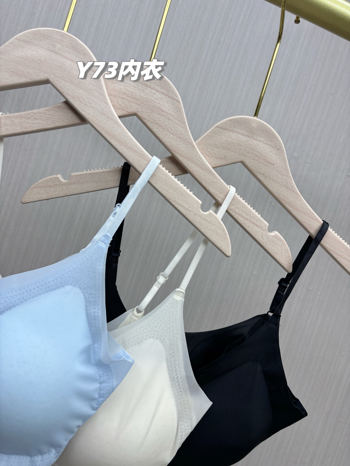 💰105/3件，一包3件装！夏季神款，薄如面膜，轻若无物，塑胸美体！lululemon2025新款超薄面膜无痕凉感内衣背心，无钢圈冰肌透气洞洞杯文胸，立体水滴杯，果冻软支撑，即清凉还能好身材！99%超薄凉感，不止清凉而且更性感！
上海贸易公司出口的单子，今年只有这一批，两色各两百多件，多一件没有！实力好货，盛夏甄选之作！
款号: Y73款lulu无痕面膜内衣
顶级面料，69%锦纶+31%氨纶，强大的氨纶配比，像面膜般丝滑细腻，无刺激成分、无着色剂、透气不闷、1000+洞洞的杯罩，绝对是夏天最好穿的一款，超薄无痕，如云端上的轻薄！洞洞杯，24个透气孔，看得见的透气和清凉！
底围稳固下趴设计，牢牢锁住胸部，上托聚拢防下垂，侧方加固加稳，上推侧收，超收副乳，塑造玲珑好身材！
任意提拉，绝对高弹，迅速回弹不上滑！5D立体杯型，真正做到聚拢防下垂，打败地心引力，亚洲胸型的专属设计！
柔软无钢圈，360%任意自由卷，罩杯不变型！5D模杯，不空杯不跑杯，可拆卸，日夜交换形态！
这款真的是无与伦比的舒适，可遇不可求，铁粉必须珍惜这波！
款式：一包3件（黑肤浅蓝各1件，不拆卖）
尺码：高弹力均码 建议体重：80-130斤

款号: Y73款lulu无痕面膜内衣