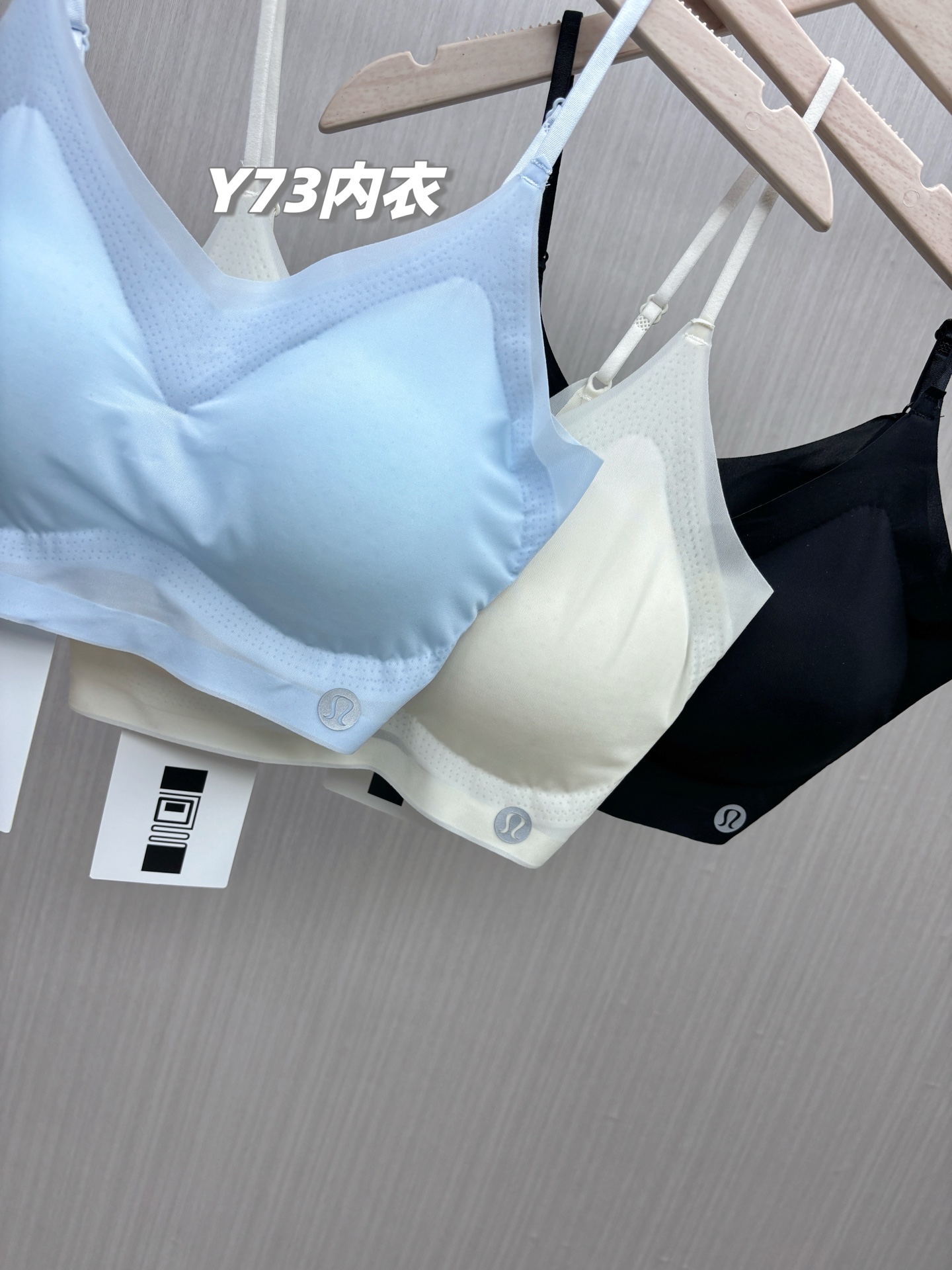 💰105/3件，一包3件装！夏季神款，薄如面膜，轻若无物，塑胸美体！lululemon2025新款超薄面膜无痕凉感内衣背心，无钢圈冰肌透气洞洞杯文胸，立体水滴杯，果冻软支撑，即清凉还能好身材！99%超薄凉感，不止清凉而且更性感！
上海贸易公司出口的单子，今年只有这一批，两色各两百多件，多一件没有！实力好货，盛夏甄选之作！
款号: Y73款lulu无痕面膜内衣
顶级面料，69%锦纶+31%氨纶，强大的氨纶配比，像面膜般丝滑细腻，无刺激成分、无着色剂、透气不闷、1000+洞洞的杯罩，绝对是夏天最好穿的一款，超薄无痕，如云端上的轻薄！洞洞杯，24个透气孔，看得见的透气和清凉！
底围稳固下趴设计，牢牢锁住胸部，上托聚拢防下垂，侧方加固加稳，上推侧收，超收副乳，塑造玲珑好身材！
任意提拉，绝对高弹，迅速回弹不上滑！5D立体杯型，真正做到聚拢防下垂，打败地心引力，亚洲胸型的专属设计！
柔软无钢圈，360%任意自由卷，罩杯不变型！5D模杯，不空杯不跑杯，可拆卸，日夜交换形态！
这款真的是无与伦比的舒适，可遇不可求，铁粉必须珍惜这波！
款式：一包3件（黑肤浅蓝各1件，不拆卖）
尺码：高弹力均码 建议体重：80-130斤

款号: Y73款lulu无痕面膜内衣