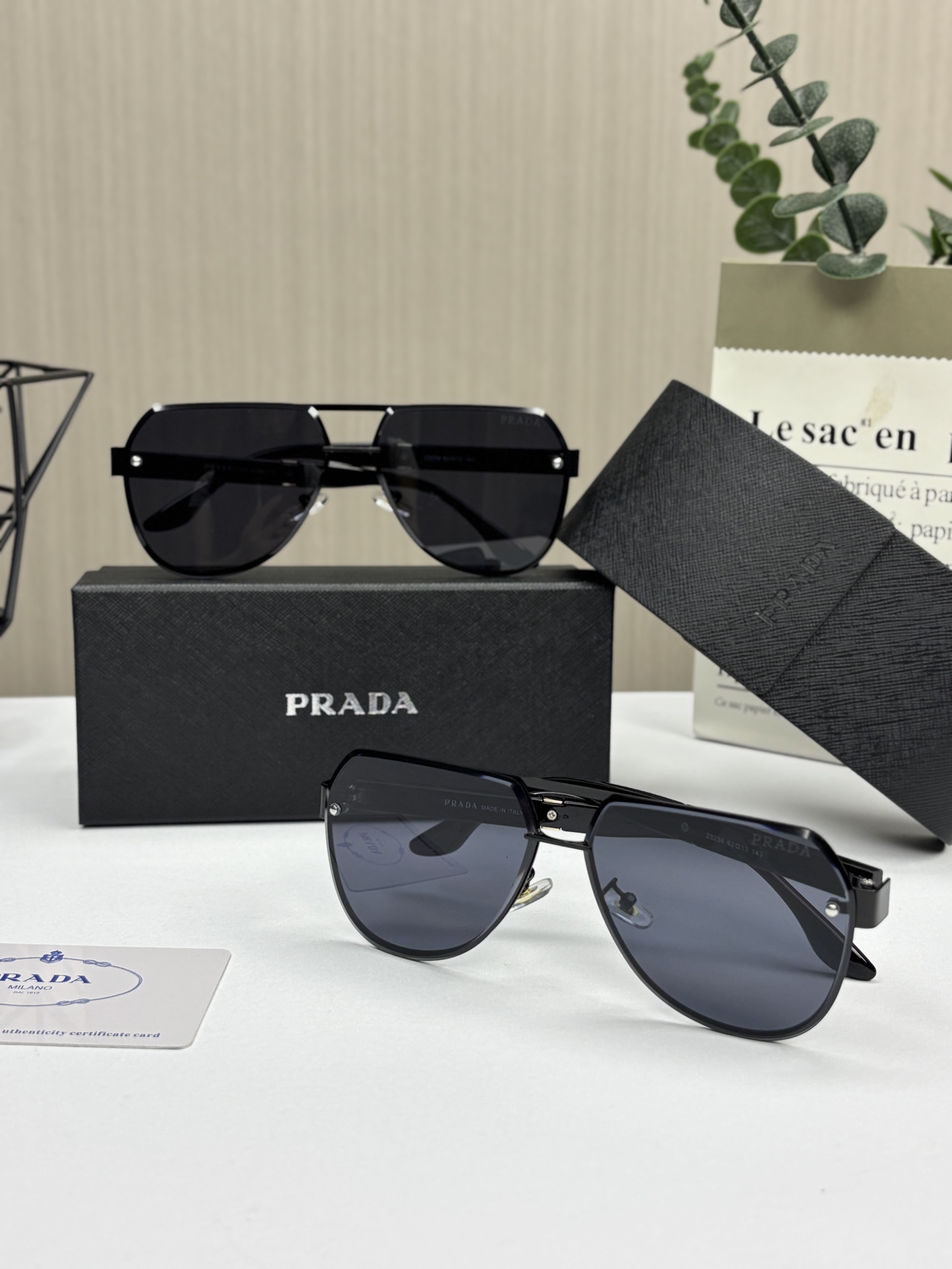 💰95,爆款上新!PRADA LINEA ROSSA 普拉达2025最新款墨镜,情侣款防紫外线偏光太阳镜!代工走柜子的尾货,必须拿下!包装都是正品标配:普拉达专柜盒➕墨镜盒➕眼镜布,实拍看细节妥妥的重磅!!
太阳镜夏天必备品,一副好的墨镜不伤眼睛!普拉达新款开车偏光方框太阳镜,超轻不压,绝对是小哥哥小姐姐们的必备单品!
情侣款 男女都适用,遇到之后你才知道什么叫性价比专柜一毛一样滴!原装正品!!普拉达的眼镜不分脸型!什么脸型都可以驾驭并且不挑搭配,不管是时尚小鲜肉还是宅男 小姐姐,这一款都好看!!凹造型利器 入手绝对超值!
采用进口TR90记忆型镜架、镜腿,镜片与镜架完美的结合使得整副眼镜牢固性非常好。不易出现脱落!同时,眼镜架采用多种高品质镜架材质,塑胶钛,作为眼镜架的主要材料,使得眼镜架拥有多种功能!宝利来偏光镜片,情侣款 通用款墨镜!户外防紫外线超强!
这款品牌辨识度很高,凹凸造型真的很好看,男士佩戴尽显霸气,女士佩戴刚柔并济!
颜色:经典黑
品名:普拉达最新款偏光墨镜OPS 53ZA