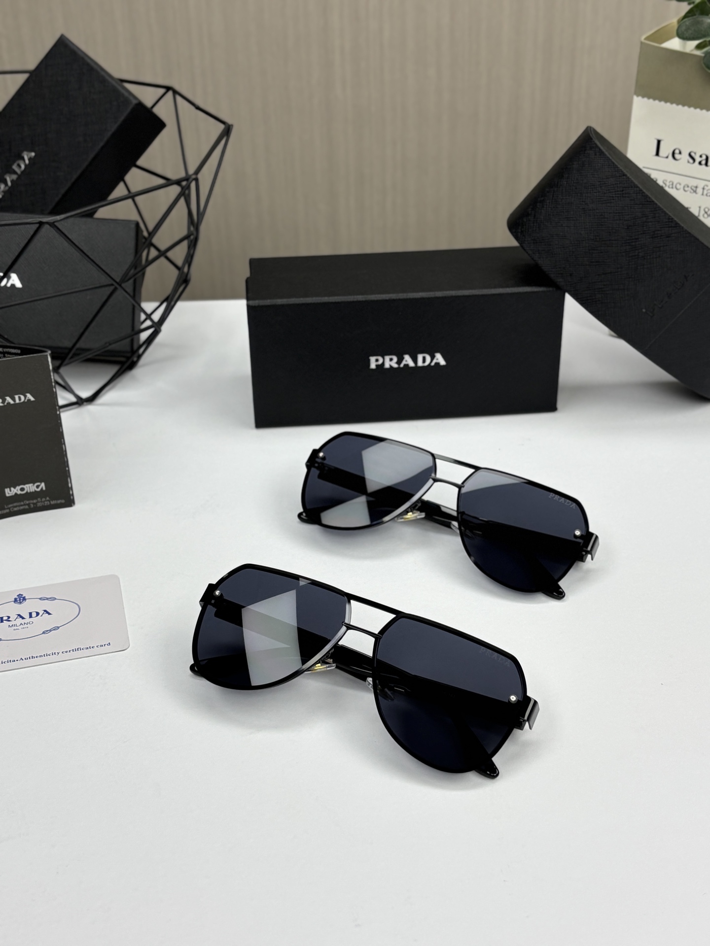 💰95，爆款上新！PRADA LINEA ROSSA 普拉达2025最新款墨镜，情侣款防紫外线偏光太阳镜！代工走柜子的尾货，必须拿下！包装都是正品标配：普拉达专柜盒➕墨镜盒➕眼镜布，实拍看细节妥妥的重磅！！
太阳镜夏天必备品，一副好的墨镜不伤眼睛！普拉达新款开车偏光方框太阳镜，超轻不压，绝对是小哥哥小姐姐们的必备单品！
情侣款 男女都适用，遇到之后你才知道什么叫性价比专柜一毛一样滴！原装正品！！普拉达的眼镜不分脸型！什么脸型都可以驾驭并且不挑搭配，不管是时尚小鲜肉还是宅男 小姐姐，这一款都好看！！凹造型利器 入手绝对超值！
采用进口TR90记忆型镜架、镜腿，镜片与镜架完美的结合使得整副眼镜牢固性非常好。不易出现脱落！同时，眼镜架采用多种高品质镜架材质，塑胶钛，作为眼镜架的主要材料，使得眼镜架拥有多种功能！宝利来偏光镜片，情侣款 通用款墨镜！户外防紫外线超强！
这款品牌辨识度很高，凹凸造型真的很好看，男士佩戴尽显霸气，女士佩戴刚柔并济！
颜色：经典黑

品名：普拉达最新款偏光墨镜OPS 53ZA