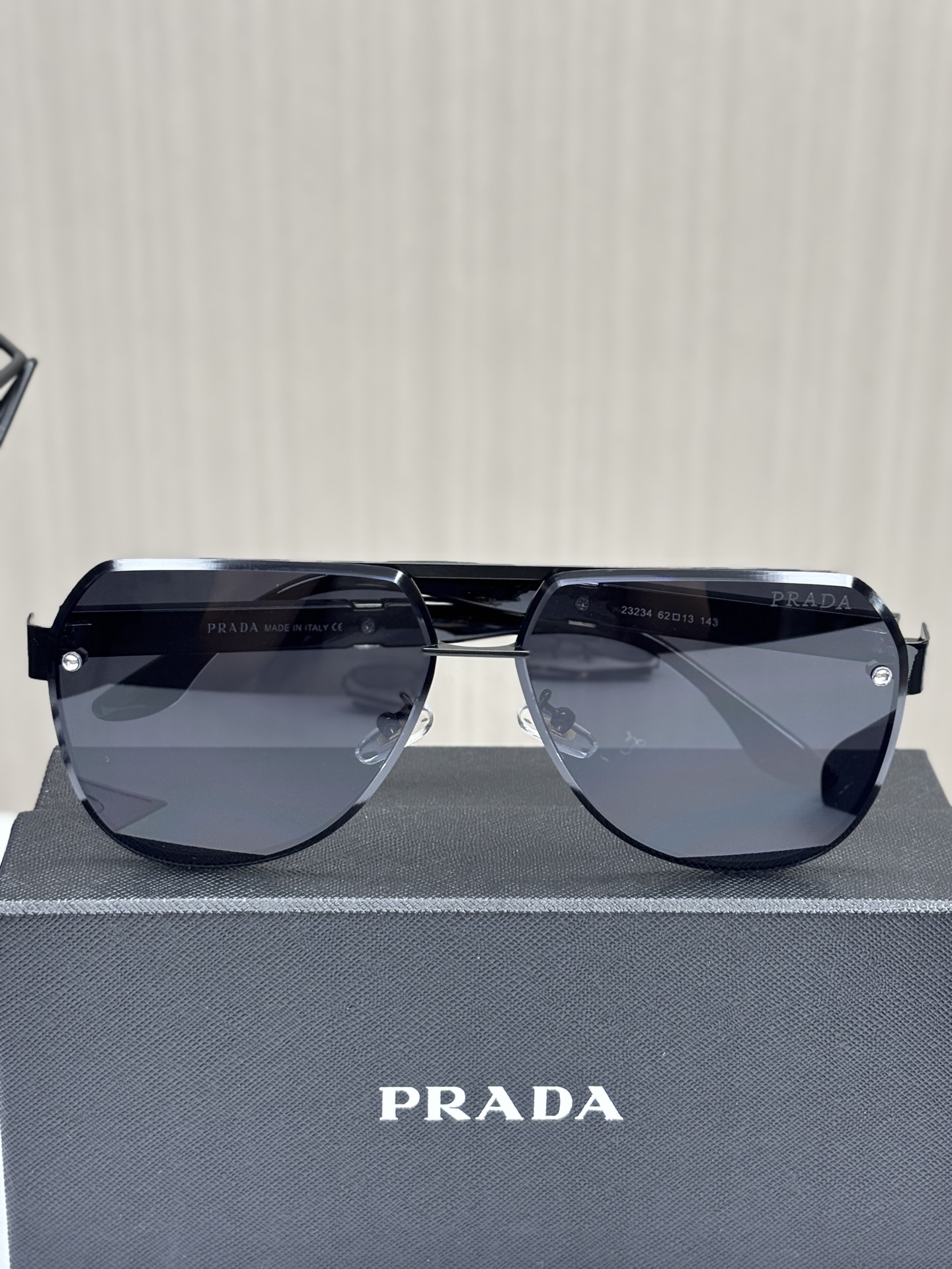 💰95,爆款上新!PRADA LINEA ROSSA 普拉达2025最新款墨镜,情侣款防紫外线偏光太阳镜!代工走柜子的尾货,必须拿下!包装都是正品标配:普拉达专柜盒➕墨镜盒➕眼镜布,实拍看细节妥妥的重磅!!
太阳镜夏天必备品,一副好的墨镜不伤眼睛!普拉达新款开车偏光方框太阳镜,超轻不压,绝对是小哥哥小姐姐们的必备单品!
情侣款 男女都适用,遇到之后你才知道什么叫性价比专柜一毛一样滴!原装正品!!普拉达的眼镜不分脸型!什么脸型都可以驾驭并且不挑搭配,不管是时尚小鲜肉还是宅男 小姐姐,这一款都好看!!凹造型利器 入手绝对超值!
采用进口TR90记忆型镜架、镜腿,镜片与镜架完美的结合使得整副眼镜牢固性非常好。不易出现脱落!同时,眼镜架采用多种高品质镜架材质,塑胶钛,作为眼镜架的主要材料,使得眼镜架拥有多种功能!宝利来偏光镜片,情侣款 通用款墨镜!户外防紫外线超强!
这款品牌辨识度很高,凹凸造型真的很好看,男士佩戴尽显霸气,女士佩戴刚柔并济!
颜色:经典黑
品名:普拉达最新款偏光墨镜OPS 53ZA