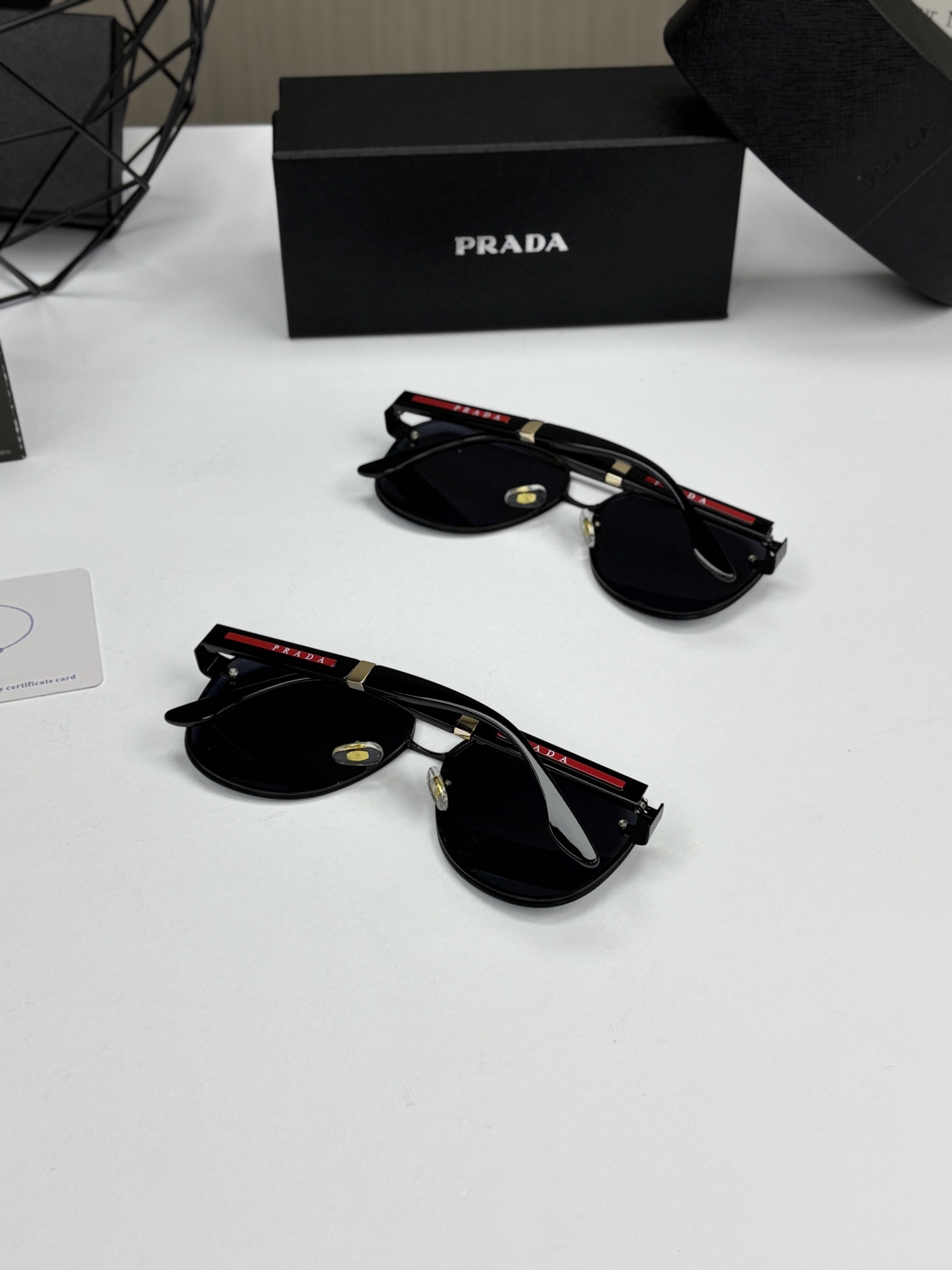 💰95,爆款上新!PRADA LINEA ROSSA 普拉达2025最新款墨镜,情侣款防紫外线偏光太阳镜!代工走柜子的尾货,必须拿下!包装都是正品标配:普拉达专柜盒➕墨镜盒➕眼镜布,实拍看细节妥妥的重磅!!
太阳镜夏天必备品,一副好的墨镜不伤眼睛!普拉达新款开车偏光方框太阳镜,超轻不压,绝对是小哥哥小姐姐们的必备单品!
情侣款 男女都适用,遇到之后你才知道什么叫性价比专柜一毛一样滴!原装正品!!普拉达的眼镜不分脸型!什么脸型都可以驾驭并且不挑搭配,不管是时尚小鲜肉还是宅男 小姐姐,这一款都好看!!凹造型利器 入手绝对超值!
采用进口TR90记忆型镜架、镜腿,镜片与镜架完美的结合使得整副眼镜牢固性非常好。不易出现脱落!同时,眼镜架采用多种高品质镜架材质,塑胶钛,作为眼镜架的主要材料,使得眼镜架拥有多种功能!宝利来偏光镜片,情侣款 通用款墨镜!户外防紫外线超强!
这款品牌辨识度很高,凹凸造型真的很好看,男士佩戴尽显霸气,女士佩戴刚柔并济!
颜色:经典黑
品名:普拉达最新款偏光墨镜OPS 53ZA