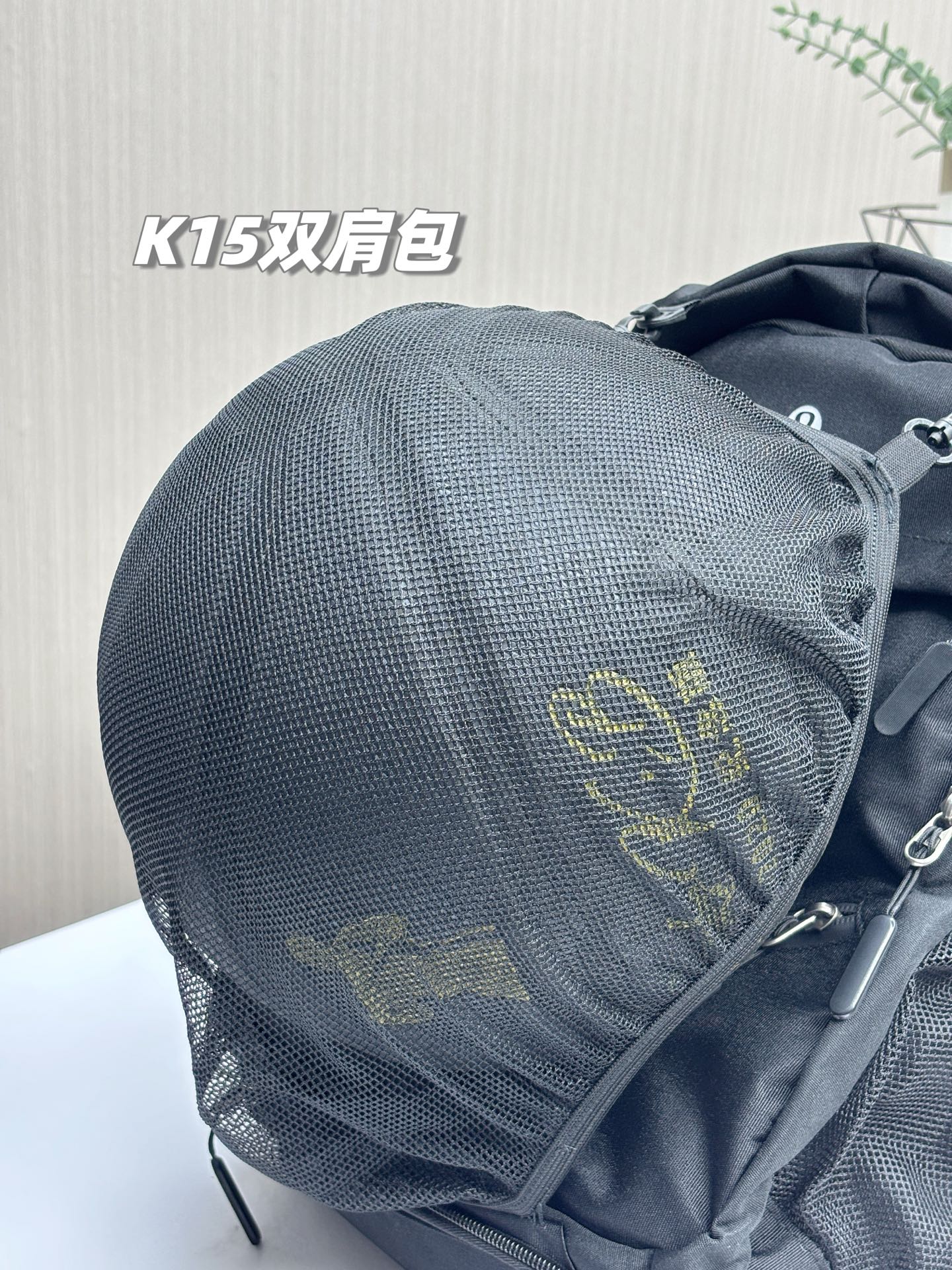💰155包邮
高货高货！lululemon 2025夏季最新情侣款大容量运动双肩包！旅行户外登山运动双肩包！适合任意场所的通勤款式，风雨无阻！进口复合牛津布，防泼耐磨，整包质量很轻，手感和视觉真的很高级，LULU家的东西不服不行，真的是相当轻便舒适！
品名：K15款lulu运动网兜双肩包
青岛代工厂出货，出口的单子，只有出口的订单才有尾巴，尾巴一百多只，低价横扫！绝对是超值秒杀！
简约美学，又超级时尚，多种背法，可单肩，可双肩，可手提！原单进口优质牛津复合布面料，轻盈透气的同时防泼水、耐磨耐划，可手洗可机洗可用软毛刷清刷，而且绝对的轻盈体验，绝对是LULU家的设计风格，包大但是重量轻盈，让你享受0负担的轻盈感！
绝对是你想象不到的大容量，30L超大容量，实测主袋容量：A4杂志2本+笔记本+水杯+钱包+手机+雨伞+日常化妆品等，轻松装下！超级方便适用！
配备有USB充电接口+耳机线出口+外挂式网兜（篮球足球都可背）
纯色通勤经典款，全场景全部人群适用，适用于任何年龄段任意场所，难得一遇，真的不容错过哦，到手就知道有多高级了！
现货只有百来件，盛夏开炸！
尺寸：高48*宽30*厚15cm
颜色：经典黑

品名：K15款lulu运动网兜双肩包