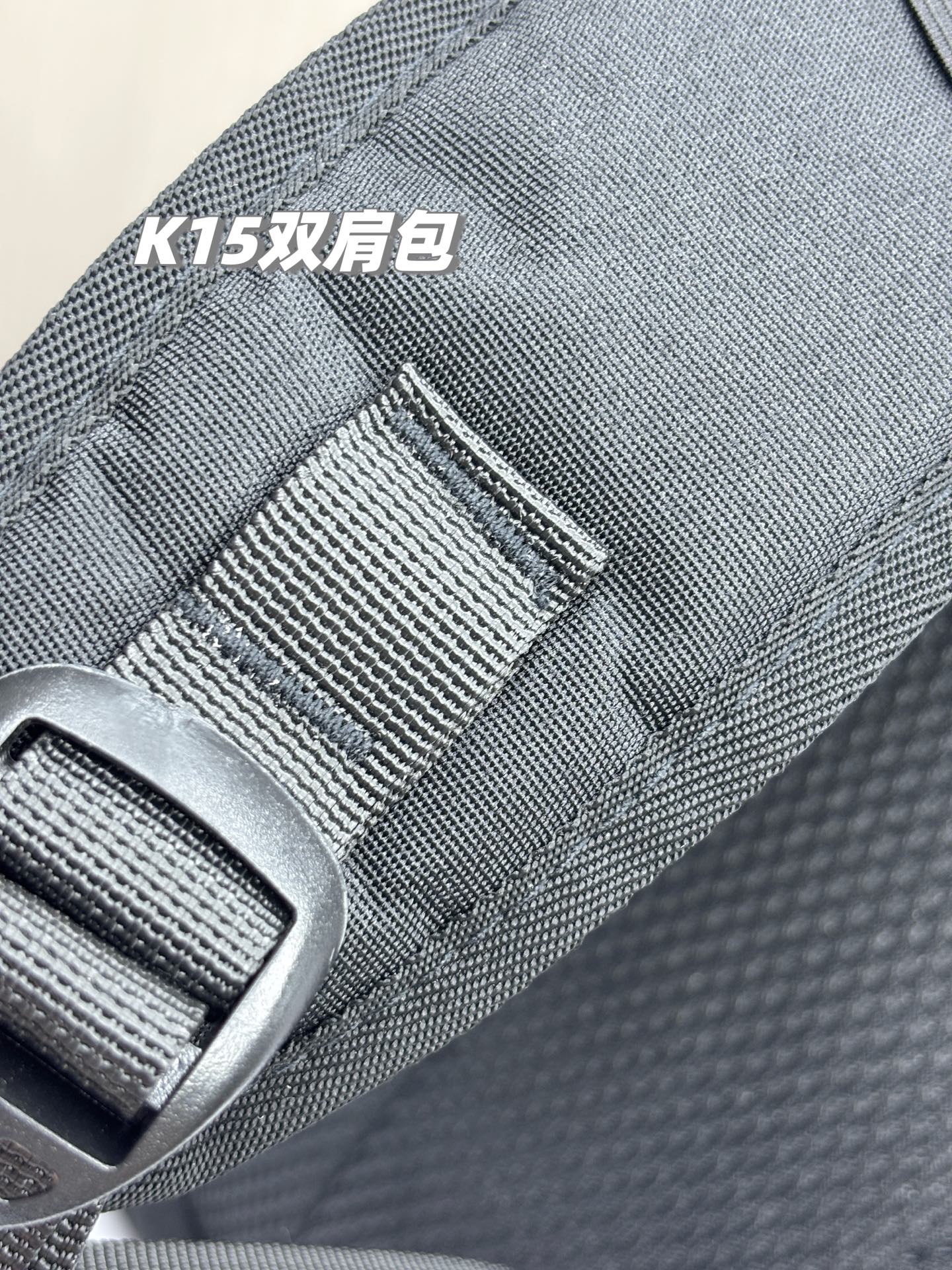 💰155包邮
高货高货！lululemon 2025夏季最新情侣款大容量运动双肩包！旅行户外登山运动双肩包！适合任意场所的通勤款式，风雨无阻！进口复合牛津布，防泼耐磨，整包质量很轻，手感和视觉真的很高级，LULU家的东西不服不行，真的是相当轻便舒适！
品名：K15款lulu运动网兜双肩包
青岛代工厂出货，出口的单子，只有出口的订单才有尾巴，尾巴一百多只，低价横扫！绝对是超值秒杀！
简约美学，又超级时尚，多种背法，可单肩，可双肩，可手提！原单进口优质牛津复合布面料，轻盈透气的同时防泼水、耐磨耐划，可手洗可机洗可用软毛刷清刷，而且绝对的轻盈体验，绝对是LULU家的设计风格，包大但是重量轻盈，让你享受0负担的轻盈感！
绝对是你想象不到的大容量，30L超大容量，实测主袋容量：A4杂志2本+笔记本+水杯+钱包+手机+雨伞+日常化妆品等，轻松装下！超级方便适用！
配备有USB充电接口+耳机线出口+外挂式网兜（篮球足球都可背）
纯色通勤经典款，全场景全部人群适用，适用于任何年龄段任意场所，难得一遇，真的不容错过哦，到手就知道有多高级了！
现货只有百来件，盛夏开炸！
尺寸：高48*宽30*厚15cm
颜色：经典黑

品名：K15款lulu运动网兜双肩包