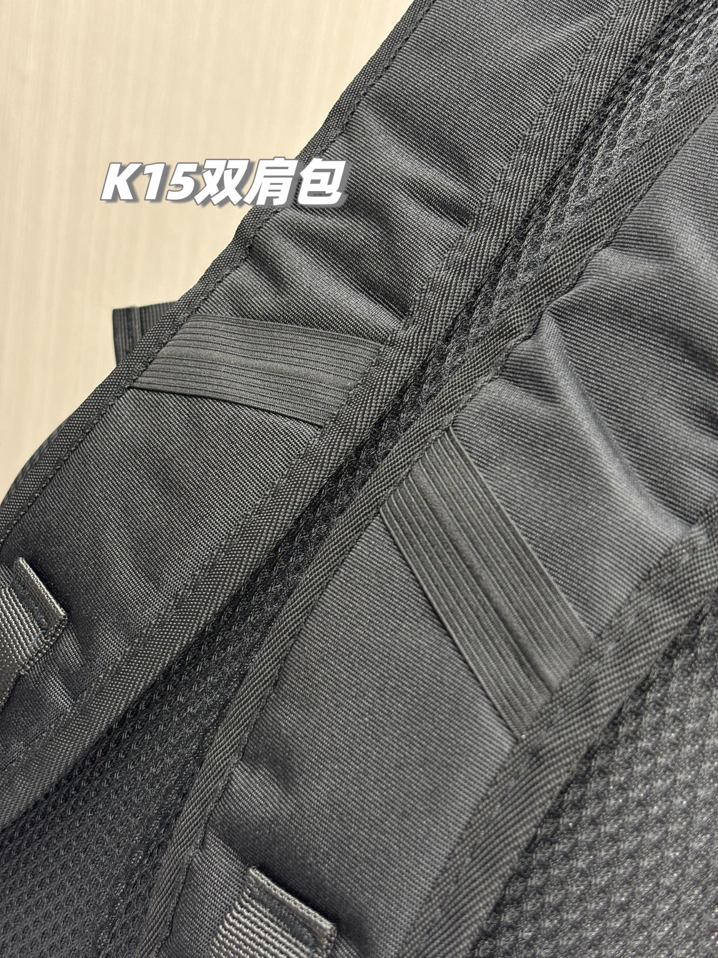 💰155包邮
高货高货！lululemon 2025夏季最新情侣款大容量运动双肩包！旅行户外登山运动双肩包！适合任意场所的通勤款式，风雨无阻！进口复合牛津布，防泼耐磨，整包质量很轻，手感和视觉真的很高级，LULU家的东西不服不行，真的是相当轻便舒适！
品名：K15款lulu运动网兜双肩包
青岛代工厂出货，出口的单子，只有出口的订单才有尾巴，尾巴一百多只，低价横扫！绝对是超值秒杀！
简约美学，又超级时尚，多种背法，可单肩，可双肩，可手提！原单进口优质牛津复合布面料，轻盈透气的同时防泼水、耐磨耐划，可手洗可机洗可用软毛刷清刷，而且绝对的轻盈体验，绝对是LULU家的设计风格，包大但是重量轻盈，让你享受0负担的轻盈感！
绝对是你想象不到的大容量，30L超大容量，实测主袋容量：A4杂志2本+笔记本+水杯+钱包+手机+雨伞+日常化妆品等，轻松装下！超级方便适用！
配备有USB充电接口+耳机线出口+外挂式网兜（篮球足球都可背）
纯色通勤经典款，全场景全部人群适用，适用于任何年龄段任意场所，难得一遇，真的不容错过哦，到手就知道有多高级了！
现货只有百来件，盛夏开炸！
尺寸：高48*宽30*厚15cm
颜色：经典黑

品名：K15款lulu运动网兜双肩包