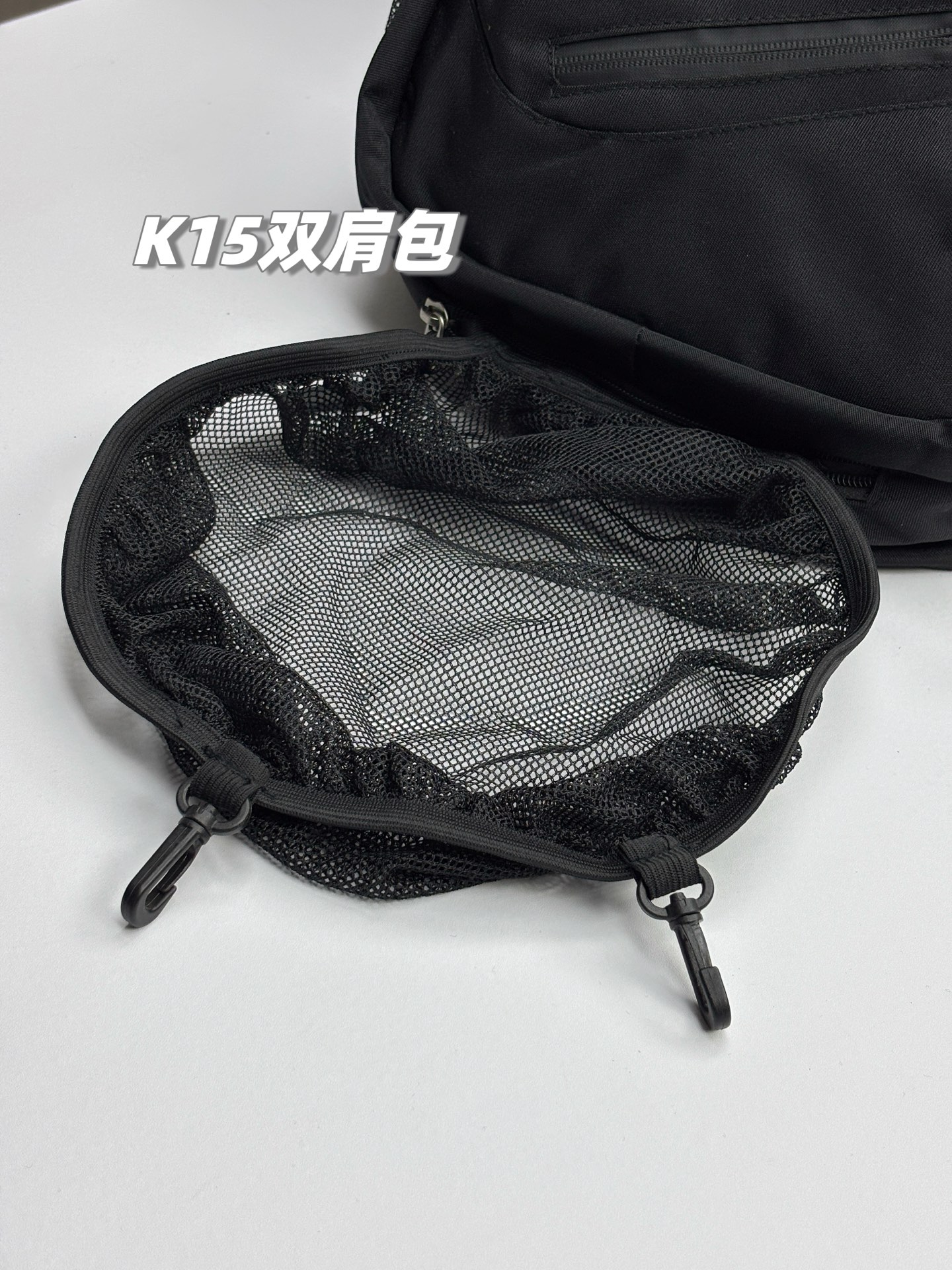💰155包邮
高货高货！lululemon 2025夏季最新情侣款大容量运动双肩包！旅行户外登山运动双肩包！适合任意场所的通勤款式，风雨无阻！进口复合牛津布，防泼耐磨，整包质量很轻，手感和视觉真的很高级，LULU家的东西不服不行，真的是相当轻便舒适！
品名：K15款lulu运动网兜双肩包
青岛代工厂出货，出口的单子，只有出口的订单才有尾巴，尾巴一百多只，低价横扫！绝对是超值秒杀！
简约美学，又超级时尚，多种背法，可单肩，可双肩，可手提！原单进口优质牛津复合布面料，轻盈透气的同时防泼水、耐磨耐划，可手洗可机洗可用软毛刷清刷，而且绝对的轻盈体验，绝对是LULU家的设计风格，包大但是重量轻盈，让你享受0负担的轻盈感！
绝对是你想象不到的大容量，30L超大容量，实测主袋容量：A4杂志2本+笔记本+水杯+钱包+手机+雨伞+日常化妆品等，轻松装下！超级方便适用！
配备有USB充电接口+耳机线出口+外挂式网兜（篮球足球都可背）
纯色通勤经典款，全场景全部人群适用，适用于任何年龄段任意场所，难得一遇，真的不容错过哦，到手就知道有多高级了！
现货只有百来件，盛夏开炸！
尺寸：高48*宽30*厚15cm
颜色：经典黑

品名：K15款lulu运动网兜双肩包
