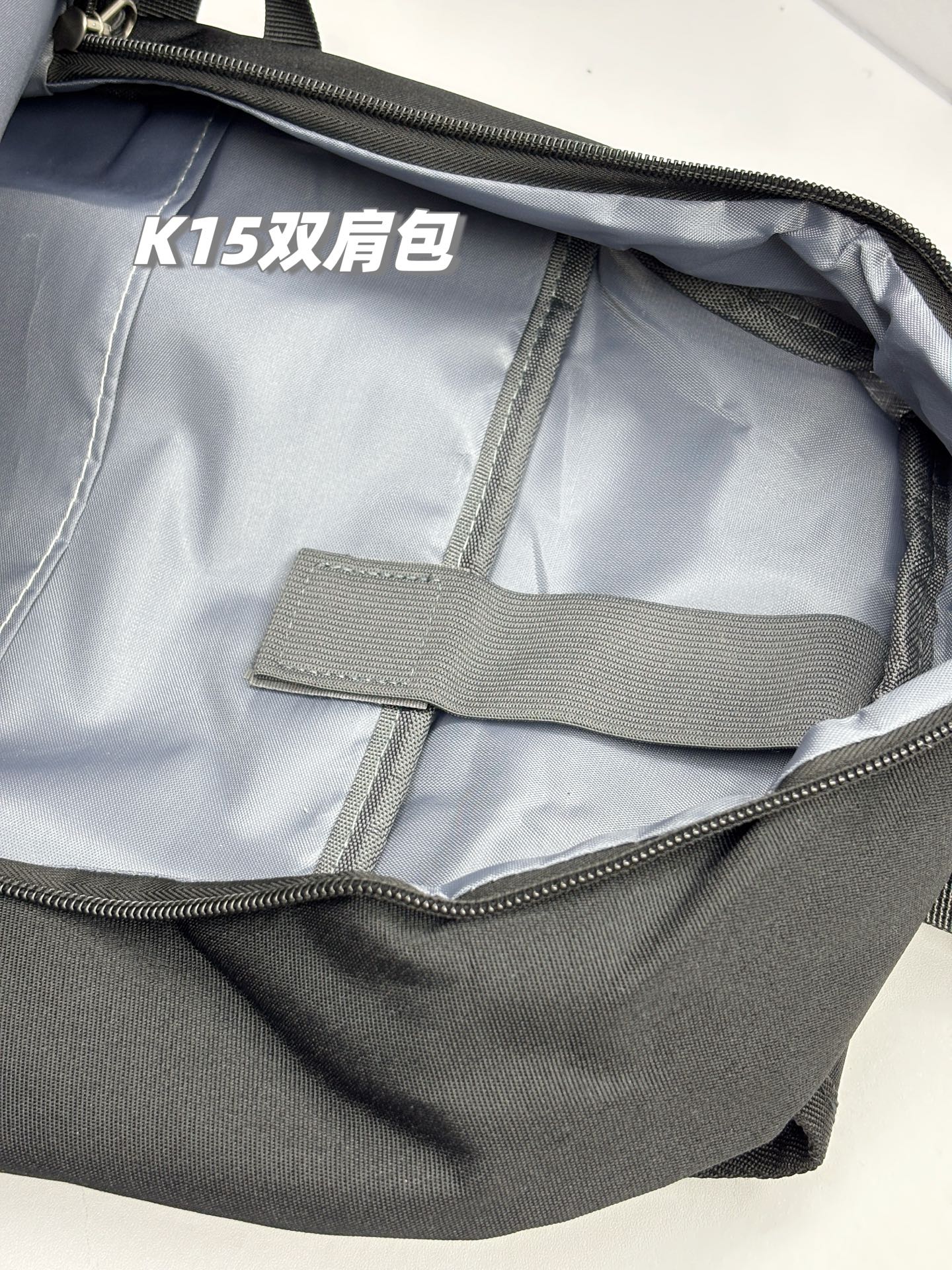 💰155包邮
高货高货！lululemon 2025夏季最新情侣款大容量运动双肩包！旅行户外登山运动双肩包！适合任意场所的通勤款式，风雨无阻！进口复合牛津布，防泼耐磨，整包质量很轻，手感和视觉真的很高级，LULU家的东西不服不行，真的是相当轻便舒适！
品名：K15款lulu运动网兜双肩包
青岛代工厂出货，出口的单子，只有出口的订单才有尾巴，尾巴一百多只，低价横扫！绝对是超值秒杀！
简约美学，又超级时尚，多种背法，可单肩，可双肩，可手提！原单进口优质牛津复合布面料，轻盈透气的同时防泼水、耐磨耐划，可手洗可机洗可用软毛刷清刷，而且绝对的轻盈体验，绝对是LULU家的设计风格，包大但是重量轻盈，让你享受0负担的轻盈感！
绝对是你想象不到的大容量，30L超大容量，实测主袋容量：A4杂志2本+笔记本+水杯+钱包+手机+雨伞+日常化妆品等，轻松装下！超级方便适用！
配备有USB充电接口+耳机线出口+外挂式网兜（篮球足球都可背）
纯色通勤经典款，全场景全部人群适用，适用于任何年龄段任意场所，难得一遇，真的不容错过哦，到手就知道有多高级了！
现货只有百来件，盛夏开炸！
尺寸：高48*宽30*厚15cm
颜色：经典黑

品名：K15款lulu运动网兜双肩包