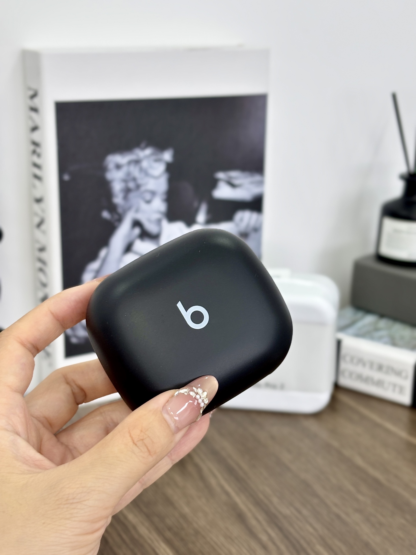 💰120,新品速递!全新一代,狂甩不掉,运动无极限,苹果旗下Beats Powerbeats pro2挂耳式无线蓝牙耳机!魔音运动挂耳式入耳耳机!号称宇宙最强的一款蓝牙运动耳机!x猫在售💰1649RMB
官方刚上架的新品,深圳代工厂出货,直供X猫订单,数量200来部,音乐潮人不要错过!
全新设计的声学构造,可输出强劲均衡的音质,带来更清晰的音色,不得不服苹果的技术能力,使用过的挂耳耳机中,音质最好的一款了!
定制声学架构可提供强劲均衡的音效,在整个频响曲线范围内具有出色的动态音域,全方位重现音乐的丰富情感,双层驱动单元可最大限度减少失真,带来出色的声音播放效果。创新通风孔进一步提高了低音性能,同时降低气压,舒适感再度提升!
防滑耳挂,紧密贴合,无论运动强度多高,都不会轻易松脱滑落,无论是健身、骑行、跑步、驾驶甚至是跳绳,都能完美应对,不会轻易脱落!上下班路上的通勤款,日常外出休闲必备神器!
超大锂电池,配合充电仓可连续使用30小时!短期出差过程中都不用充电的哦!
史上最完美的一款运动挂耳蓝牙耳机,没有之一!音乐潮人不用犹豫,闭眼入!
颜色:急速黑、流沙米
ps: 收到后记得把耳机充电口的透明保护膜撕掉哦,否则无法充电。
品名,Beats Powerbeats pro2无线蓝牙耳机