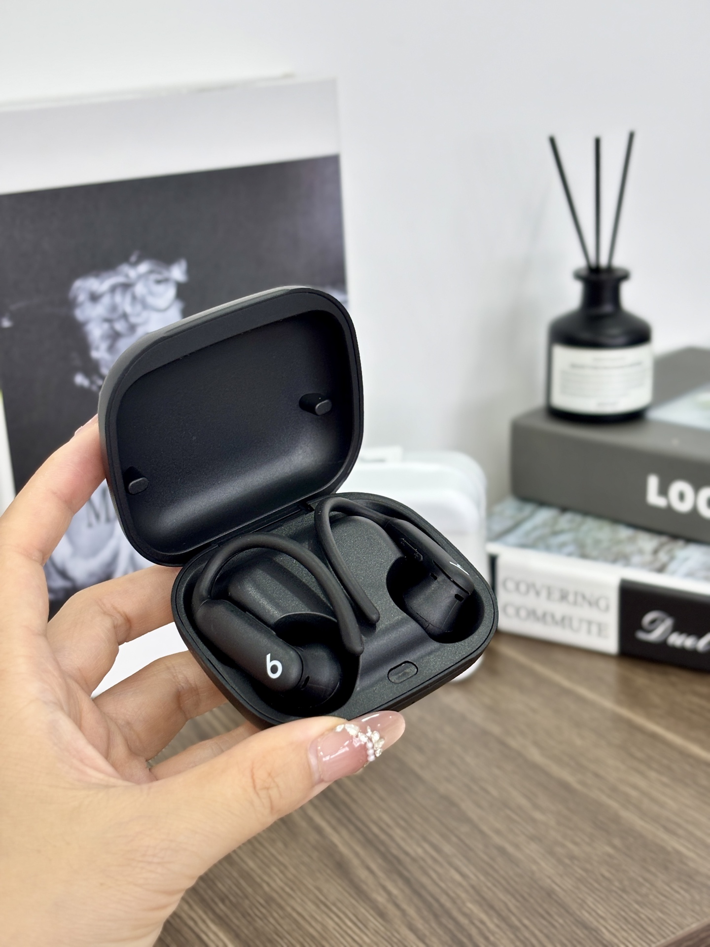 💰120,新品速递!全新一代,狂甩不掉,运动无极限,苹果旗下Beats Powerbeats pro2挂耳式无线蓝牙耳机!魔音运动挂耳式入耳耳机!号称宇宙最强的一款蓝牙运动耳机!x猫在售💰1649RMB
官方刚上架的新品,深圳代工厂出货,直供X猫订单,数量200来部,音乐潮人不要错过!
全新设计的声学构造,可输出强劲均衡的音质,带来更清晰的音色,不得不服苹果的技术能力,使用过的挂耳耳机中,音质最好的一款了!
定制声学架构可提供强劲均衡的音效,在整个频响曲线范围内具有出色的动态音域,全方位重现音乐的丰富情感,双层驱动单元可最大限度减少失真,带来出色的声音播放效果。创新通风孔进一步提高了低音性能,同时降低气压,舒适感再度提升!
防滑耳挂,紧密贴合,无论运动强度多高,都不会轻易松脱滑落,无论是健身、骑行、跑步、驾驶甚至是跳绳,都能完美应对,不会轻易脱落!上下班路上的通勤款,日常外出休闲必备神器!
超大锂电池,配合充电仓可连续使用30小时!短期出差过程中都不用充电的哦!
史上最完美的一款运动挂耳蓝牙耳机,没有之一!音乐潮人不用犹豫,闭眼入!
颜色:急速黑、流沙米
ps: 收到后记得把耳机充电口的透明保护膜撕掉哦,否则无法充电。
品名,Beats Powerbeats pro2无线蓝牙耳机