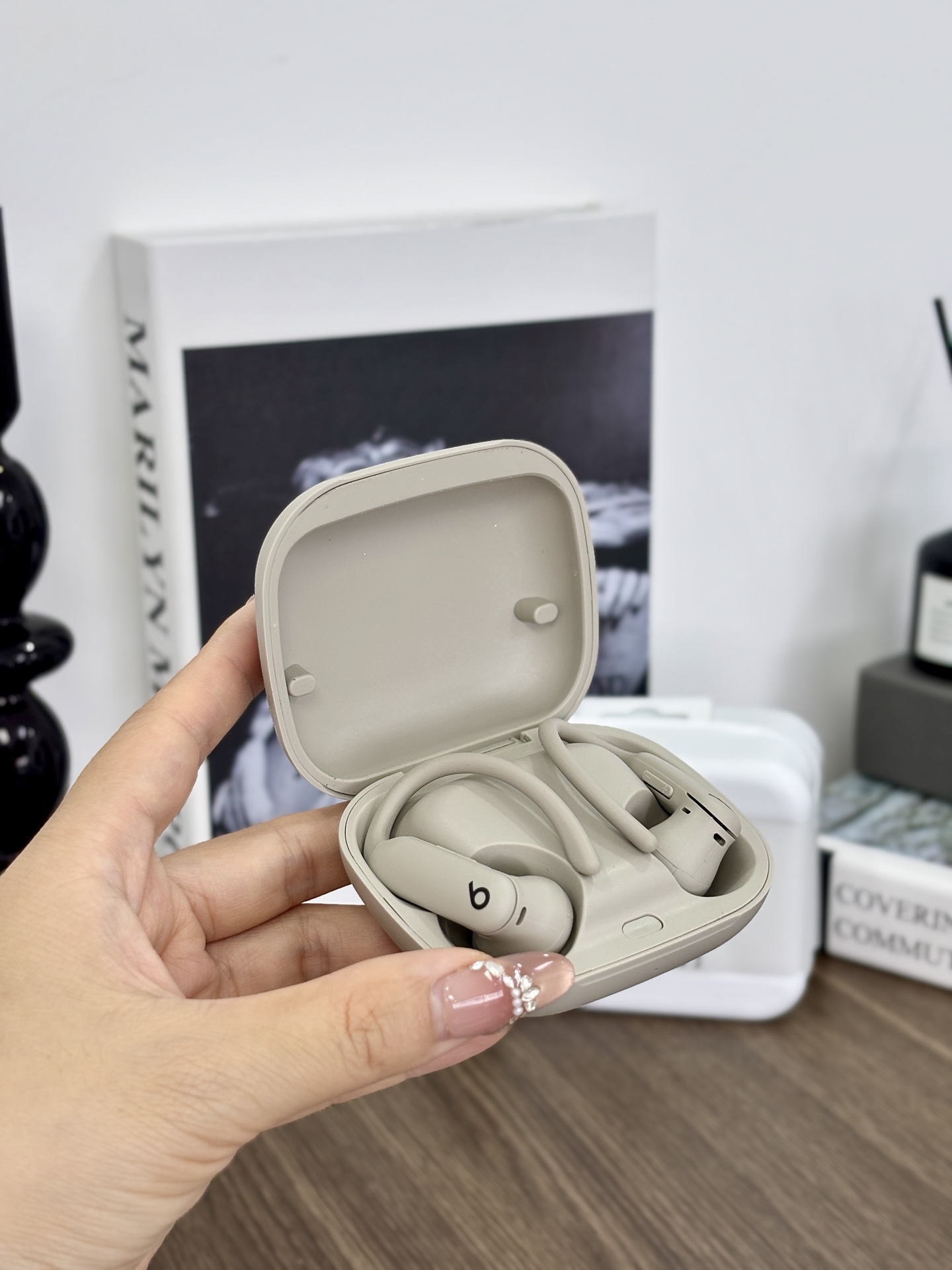 💰120,新品速递!全新一代,狂甩不掉,运动无极限,苹果旗下Beats Powerbeats pro2挂耳式无线蓝牙耳机!魔音运动挂耳式入耳耳机!号称宇宙最强的一款蓝牙运动耳机!x猫在售💰1649RMB
官方刚上架的新品,深圳代工厂出货,直供X猫订单,数量200来部,音乐潮人不要错过!
全新设计的声学构造,可输出强劲均衡的音质,带来更清晰的音色,不得不服苹果的技术能力,使用过的挂耳耳机中,音质最好的一款了!
定制声学架构可提供强劲均衡的音效,在整个频响曲线范围内具有出色的动态音域,全方位重现音乐的丰富情感,双层驱动单元可最大限度减少失真,带来出色的声音播放效果。创新通风孔进一步提高了低音性能,同时降低气压,舒适感再度提升!
防滑耳挂,紧密贴合,无论运动强度多高,都不会轻易松脱滑落,无论是健身、骑行、跑步、驾驶甚至是跳绳,都能完美应对,不会轻易脱落!上下班路上的通勤款,日常外出休闲必备神器!
超大锂电池,配合充电仓可连续使用30小时!短期出差过程中都不用充电的哦!
史上最完美的一款运动挂耳蓝牙耳机,没有之一!音乐潮人不用犹豫,闭眼入!
颜色:急速黑、流沙米
ps: 收到后记得把耳机充电口的透明保护膜撕掉哦,否则无法充电。
品名,Beats Powerbeats pro2无线蓝牙耳机