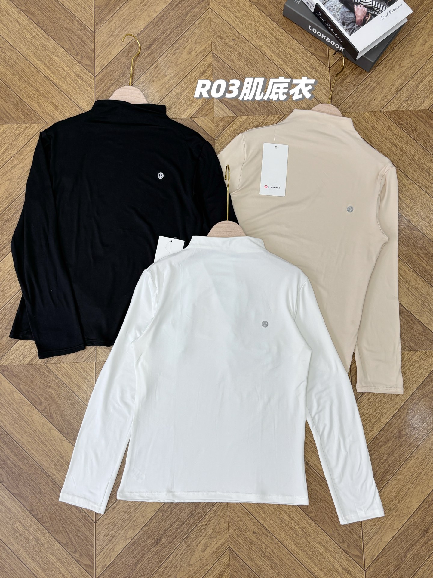 💰105/3件，一包3件装！2025秋款上新，夏秋打底神器！lululemon2025秋季新款半高领面膜打底衫，可外穿长袖T，亲肤优雅经典款式薄款肌底衣！小仙女夏秋必入打底神款，薄款哦，天热作为防晒衫外穿，天冷作为打底衣内搭，衣橱必备款式！
杭州汉山贸易公司渠道，原代工厂出的货，外贸尾单，超值性价比，一百多包现货开炸！
原厂原单柔棉面料，贴身穿很爽，舒服贴身，柔软度五星，软糯舒服到超乎想象！超高弹力，高弹不变形，弹性修身版型，伸展自如，包容各种身材！薄款，很适合现在的天气，可单独外穿或者打底内搭！
半高堆堆领设计，舒适不勒脖，修饰脖颈遮挡寒风，慵懒随性，人人都能驾驭！简约的纯色设计，袖口版型能很好的修饰手臂线条，垂坠感超级棒，上身绝对不臃肿！
上身柔顺亲肤，比纯羊绒面料还要舒服亲肤，养肤神器，真的要果断入手！
这款真的式不管身材都能hold住，绝对是王者单品！
真的是今年性价比最高的一款打底衫，力荐此款！已自留2包啦！
款式：一包3件，一黑一白一杏，原包装不拆卖
尺码：高弹均码（适合体重80-140斤）

品名：R03款lulu半高领面膜肌底衣