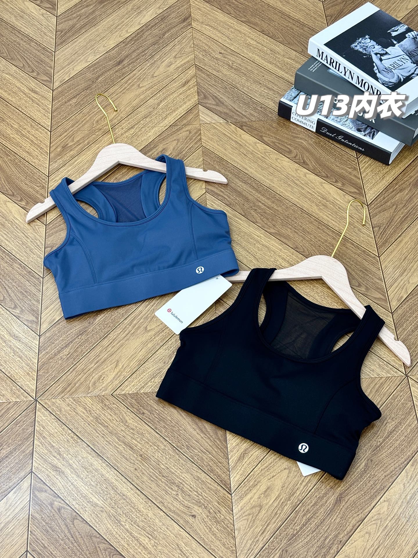💰125/2件,一包2件装!全场景通用+任意高强度运动!原装正品lululemon新款可外穿无钢圈专业防震瑜伽跑步健身运动文胸式背心,胸垫可拆卸!专业级运动内衣,高弹减震,聚拢美背!可外穿也可内穿,通勤款不管是运动健身还是日常穿搭,都是绝对的王者!为你解锁新的内衣穿搭,力荐!
国内下的代工货,出口东南亚的订单,一万个保真,面料和做工随意去柜子对比,不一样我吃掉,现货百来包,放心秒杀,绝对不是市面上的莱卡低端货!
lulu家原单的双面云感锦面料,锦纶75%+氨纶25%,舒适透气,韧弹包裹,手感与触摸上也是细腻柔滑,吸湿排汗,随意伸展!
解锁新方式,穿脱便捷,1秒穿脱新体验,内衣两侧高韧弹聚拢提拉带,立体强聚拢;透气速干,聚拢防震!网纱美背,微露性感,凸显好看的脸型和锁骨线条,加宽下摆和肩带,减少勒腰感,同时增加支撑力!
后背搭扣,松紧自由调节,加宽侧翼,不跑胸,不移位,运动不拖沓!最完美的一体式美背运动背心Bra!
专业的运动内衣文胸,强聚拢防震,超强透气无极限,不管是健身、瑜伽、运动、跑步还是日常休闲穿搭,都是最棒的选择,为你解锁新的内衣穿搭,你会爱上这款的!
现货百多包,百年难得一遇,看到就入了吧,绝对力荐款!
款式:一包2件同尺码(两色各一件),原装来货,不拆卖
尺码:M/L/XL
M:胸半围35cm 下摆半围32 建议体重80-110斤
L:胸半围37cm 下摆半围34 建议体重105-125斤
XL:胸半围39cm 下摆半围36 建议体重120-140斤
品名:U13款lulu高强度运动内衣