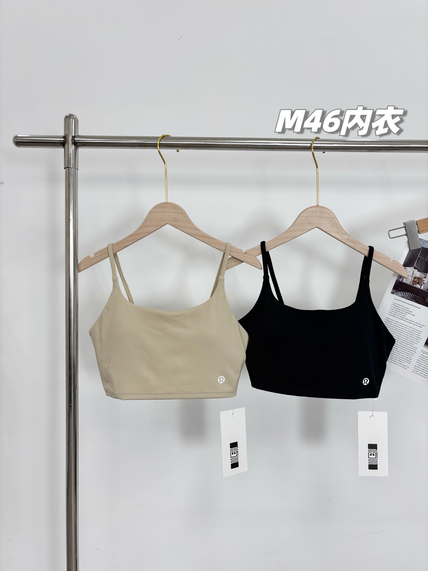 💰105/2件,一包2件装!新款必推,长期有货不下架,全场景通用!原装正品lululemon新款可外穿无钢圈普拉提运动吊带式文胸背心,专业级运动内衣,高弹减震,聚拢美背!可外穿也可内穿,通勤款不管是运动健身还是日常穿搭,都是绝对的王者!为你解锁新的内衣穿搭,力荐!
国内下的代工货,出口东南亚的订单,一万个保真,面料和做工随意去柜子对比,不一样我吃掉,第一批百来包现货,放心秒杀,绝对不是市面上的莱卡低端货,不含一点某某纤维!
lulu家原单的双面云感锦面料,全锦纶+氨纶配比,舒适透气,韧弹包裹,手感与触摸上也是细腻柔滑,吸湿排汗,随意伸展!
解锁新方式,穿脱便捷,1秒穿脱新体验,弹力肩带,舒适不勒,展现迷人美背线条,回头率满满,加宽侧翼 侧收副乳,敲到好处的包裹感,弹力下摆围,承托力更佳。U形聚拢领口,修饰胸部曲线,展现迷人身材,独立可拆卸杯垫,便于清洗!
非常韧弹,不跑胸,不移位,运动不拖沓!最完美的一体式美背运动背心Bra!
专业的运动内衣文胸,强聚拢防震,超强透气无极限,不管是健身、瑜伽、运动、跑步还是日常休闲穿搭,都是最棒的选择,为你解锁新的内衣穿搭,你会爱上这款的!
全场景通用的一款,日常作为文胸内搭也是OK的,双面锦面料,真的超级舒服!
现货百多包,百年难得一遇,看到就入了吧,绝对力荐款!
款式:一包2件同尺码(黑+奶茶各一件),原装来货,不拆卖
尺码:M/L/XL
M:胸半围37cm 下摆半围32 衣长32 建议体重80-110斤
L:胸半围39cm 下摆半围34 衣长33 建议体重105-125斤
XL:胸半围31cm 下摆半围36 衣长34 建议体重120-140斤
品名:M46款lulu吊带式运动内衣