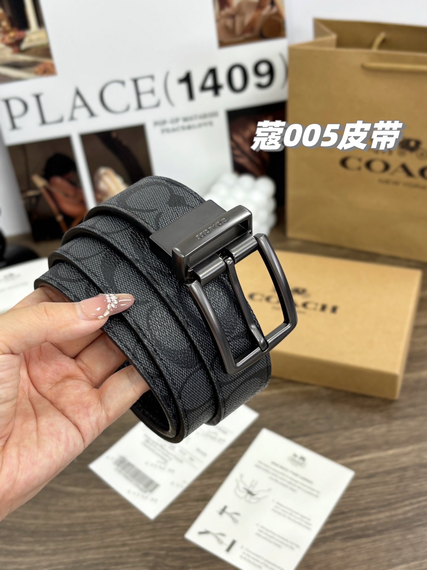 💰115,【七夕送礼】COACH/蔻驰005男士皮带马鞍口+月牙双扣头牛皮革腰带奢侈品送礼,2025最新,极致经典!coach寇驰双面双头皮带男士腰带,表达爱意的男士礼物!!!这次全民必入!!!纯美单代工出口单 现货开启福利价格秒杀。coachxx蔻齿,美国代购同等货品!!!买回去看品质..2个扣头可旋转,双面腰带一面黑色一面老花,相当于一条腰带4种使用方法!!!两用商务休闲皆可...完美盒装..精品中的精品 ....独家!!!全部拉到仓库,超级秒杀!!!双头➕双面腰带。4种穿搭方法太超值。纯牛皮材质和铜扣腰带,这种体验感绝对!现货跑量价格…秒杀起来,满足你们各种视觉,随便验货..带头最大长度120cm。可裁剪...随意裁剪 都是均码..超值二字是最好的诠释……
礼物🎁要最好的,要最有性价比的。全套包装怎么看都是代g回来的范!!
⚠️这个腰带 送人绝对面子...
品名,蔻驰双头双面腰带