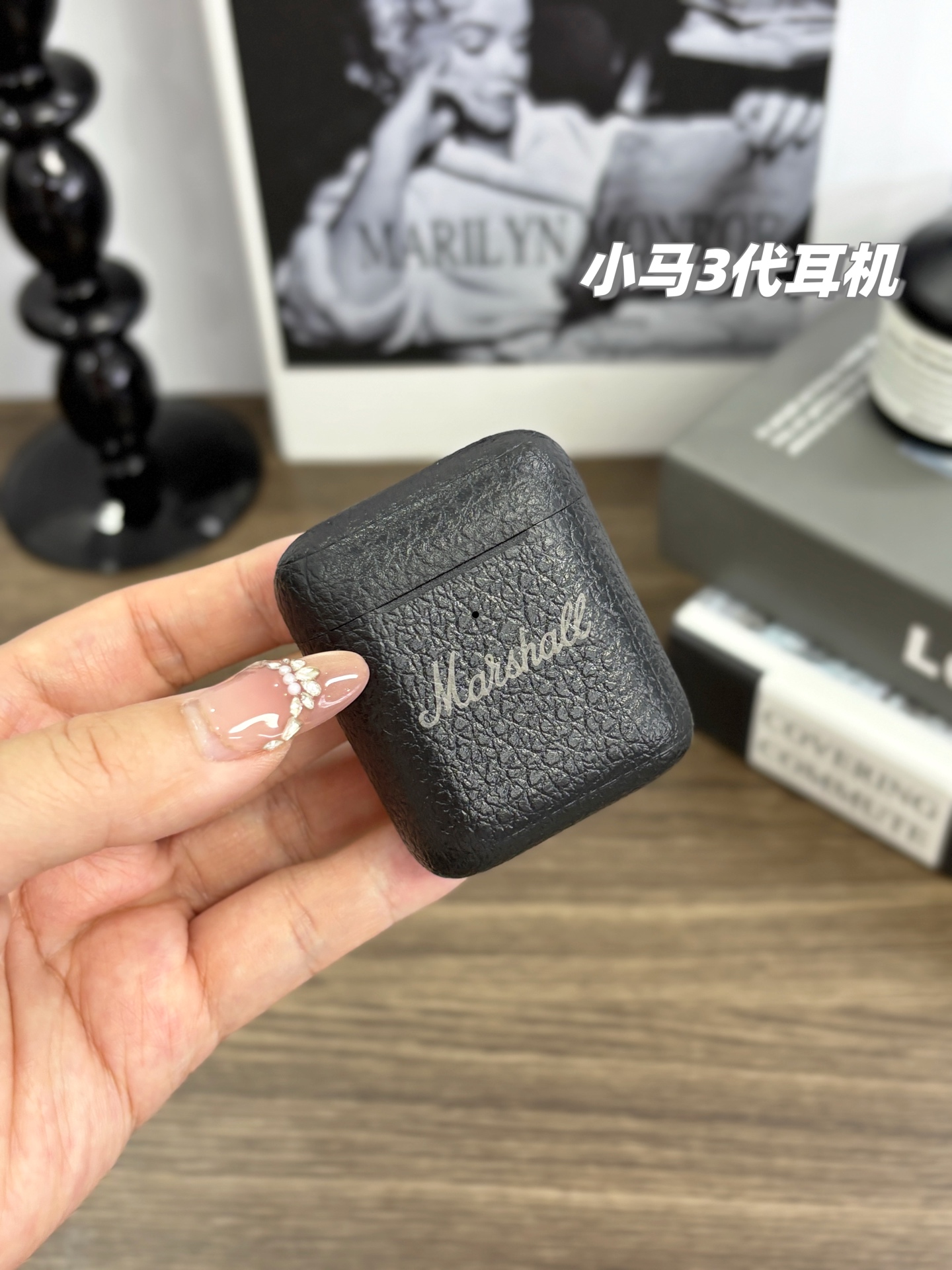 💰105，2025秋季上新，马歇尔从来没让我们失望！耳朵里的低音炮！马歇尔最新款真无线蓝牙耳机！纯正出口订单，耳机中的战斗机，绝对的顶级好货，任何品牌在它面前都得低头，自带音响效果的入耳式耳机，收到必会让你惊喜！
惠州工厂代工组装，子零件基本都是美国进口来的！出口欧洲的一批尾单，原装欧版，随意去比，官方在售1000块左右货！音质秒杀一众品牌！绝对的王者！
带有音响效果的耳机，进口定制调音驱动单元，打造出完美的音质效果，那种“咚咚咚”的炮击低音体验，令人情不自禁！那种自然的中音和清脆的高音质感，更令人心旷神怡！
超强续航，配合充电仓可连续使用20个小时以上，外出旅行都完全不用担心！
经典的人工体学外形设计，佩戴舒适不累，入耳充实不易脱落，试用一下午，完全徜徉在音乐的海洋里，完全不累！
真正的顶级好货，一批百来盒，不用考虑，入入入！
颜色: 经典黑、流沙米

品名，马歇尔无线蓝牙耳机