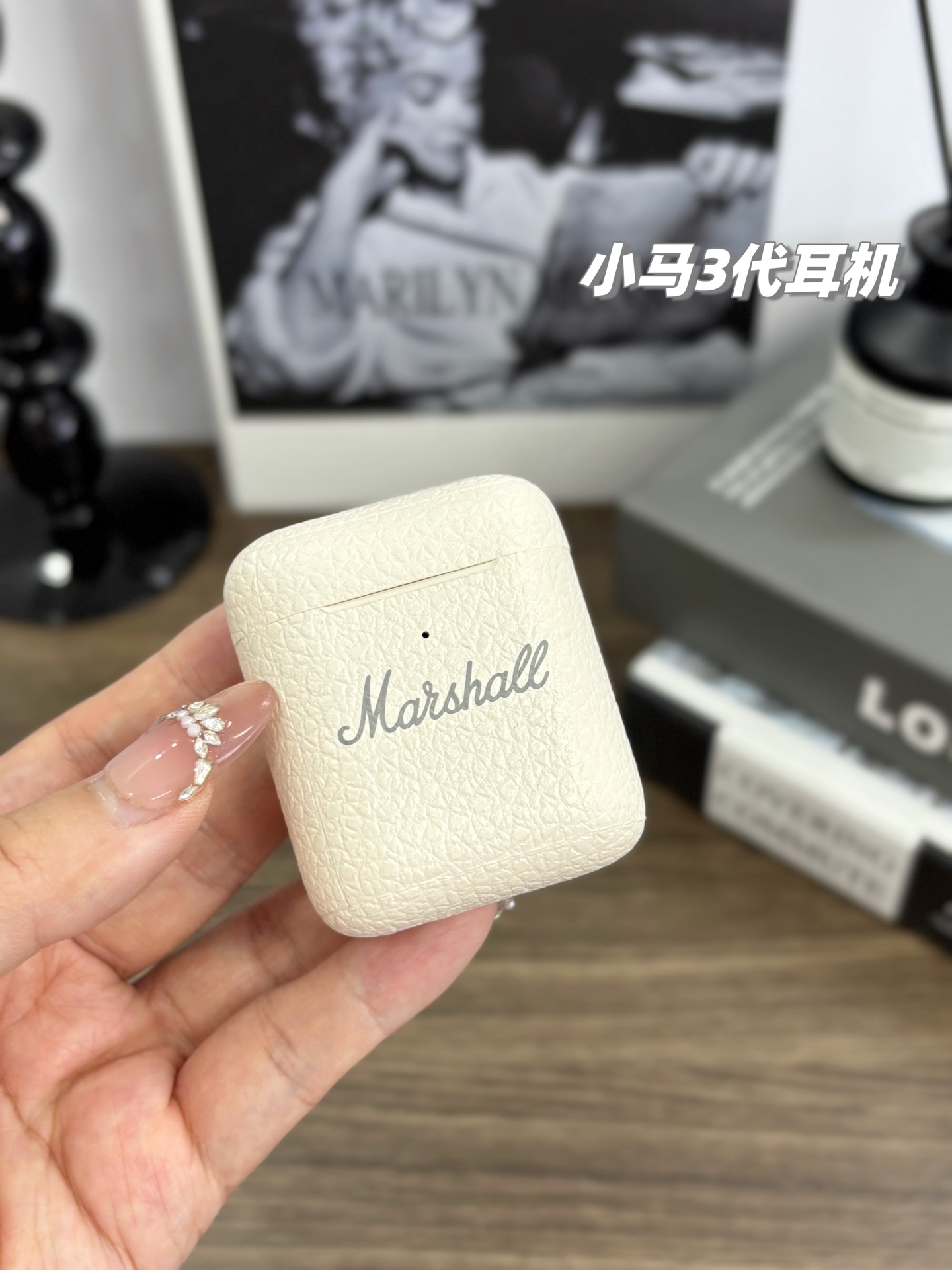 💰105,2025秋季上新,马歇尔从来没让我们失望!耳朵里的低音炮!马歇尔最新款真无线蓝牙耳机!纯正出口订单,耳机中的战斗机,绝对的顶级好货,任何品牌在它面前都得低头,自带音响效果的入耳式耳机,收到必会让你惊喜!
惠州工厂代工组装,子零件基本都是美国进口来的!出口欧洲的一批尾单,原装欧版,随意去比,官方在售1000块左右货!音质秒杀一众品牌!绝对的王者!
带有音响效果的耳机,进口定制调音驱动单元,打造出完美的音质效果,那种“咚咚咚”的炮击低音体验,令人情不自禁!那种自然的中音和清脆的高音质感,更令人心旷神怡!
超强续航,配合充电仓可连续使用20个小时以上,外出旅行都完全不用担心!
经典的人工体学外形设计,佩戴舒适不累,入耳充实不易脱落,试用一下午,完全徜徉在音乐的海洋里,完全不累!
真正的顶级好货,一批百来盒,不用考虑,入入入!
颜色: 经典黑、流沙米
品名,马歇尔无线蓝牙耳机