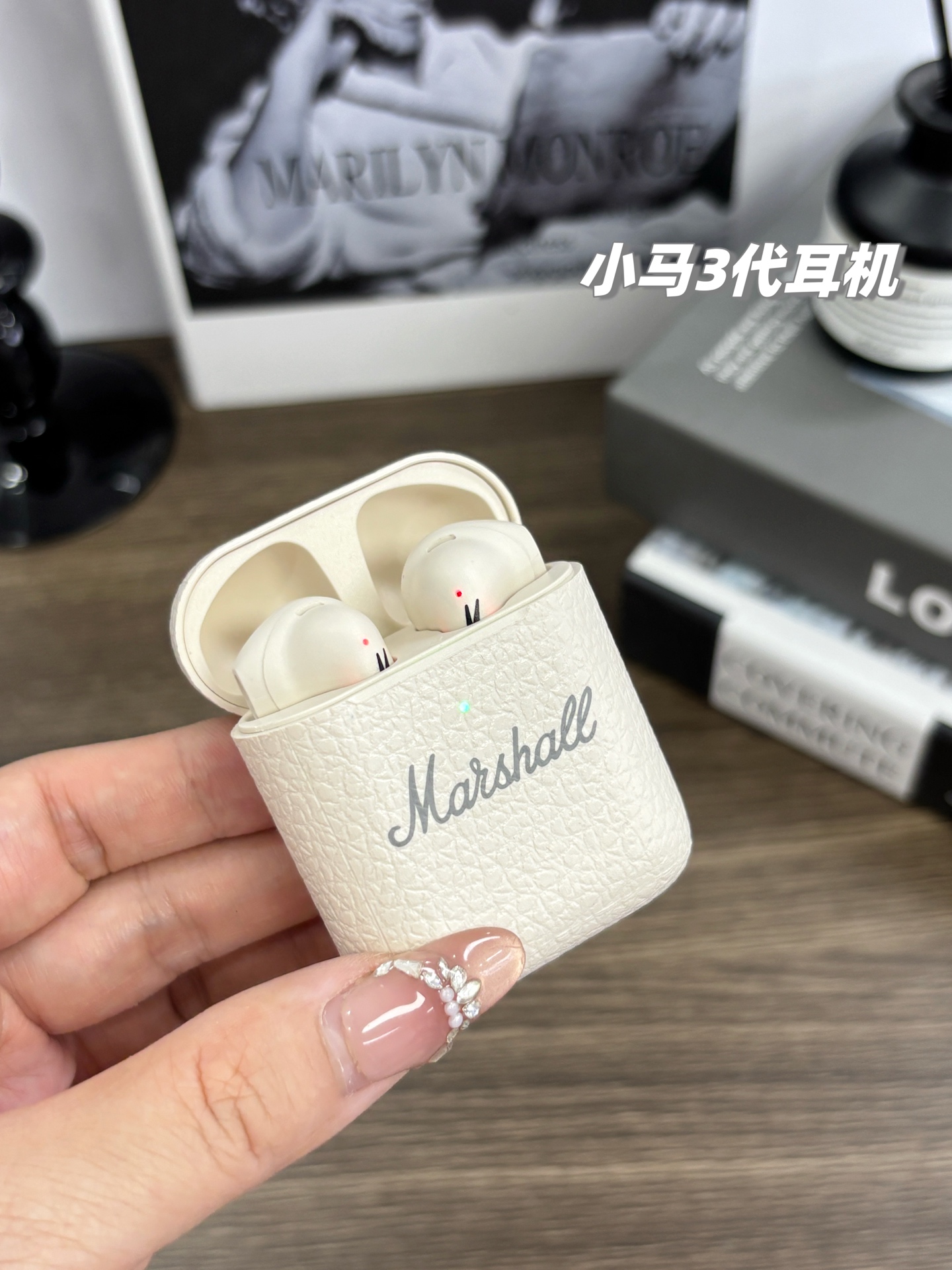 💰105,2025秋季上新,马歇尔从来没让我们失望!耳朵里的低音炮!马歇尔最新款真无线蓝牙耳机!纯正出口订单,耳机中的战斗机,绝对的顶级好货,任何品牌在它面前都得低头,自带音响效果的入耳式耳机,收到必会让你惊喜!
惠州工厂代工组装,子零件基本都是美国进口来的!出口欧洲的一批尾单,原装欧版,随意去比,官方在售1000块左右货!音质秒杀一众品牌!绝对的王者!
带有音响效果的耳机,进口定制调音驱动单元,打造出完美的音质效果,那种“咚咚咚”的炮击低音体验,令人情不自禁!那种自然的中音和清脆的高音质感,更令人心旷神怡!
超强续航,配合充电仓可连续使用20个小时以上,外出旅行都完全不用担心!
经典的人工体学外形设计,佩戴舒适不累,入耳充实不易脱落,试用一下午,完全徜徉在音乐的海洋里,完全不累!
真正的顶级好货,一批百来盒,不用考虑,入入入!
颜色: 经典黑、流沙米
品名,马歇尔无线蓝牙耳机