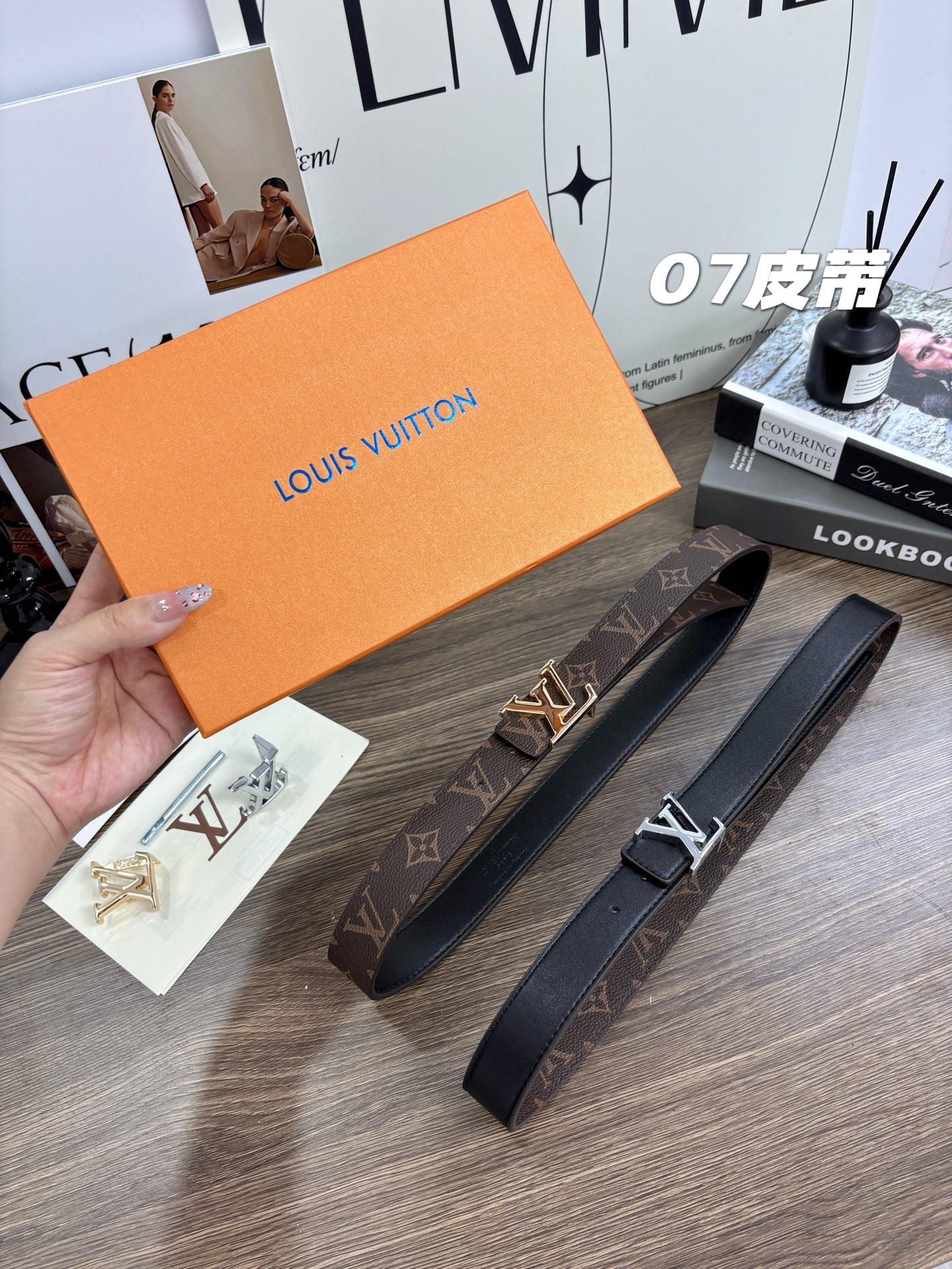 💰115/一盒,2025新款LV女士双面腰带礼盒M886907皮带,自带“一眼心动”的精致感,带身皮底带芯片扫描,搭配专柜全套礼盒礼袋,是送礼与自用的优质之选!皮带一面是标志性经典老花,自带品牌辨识度;一面是百搭纯黑,适配各种风格;再搭配一金一银双扣头,相当于花一条的钱,解锁四种穿搭可能,性价比直接拉满。
2.0cm的纤细宽度,既能精准优化腰线,又不会显得笨重,扎上瞬间提升整体气质。双扣头材质扎实耐用,长期使用也能保持质感,尽显品味与档次。不管是送给闺蜜传递时尚心意,还是赠予老妈表达贴心关怀,这份包装精致、实用性强的礼物,都能精准传递你的心意。
宽度:2.0cm。送闺蜜送老妈也都是很好的礼物!!⚠专柜全套包装配专属礼盒礼袋⚠