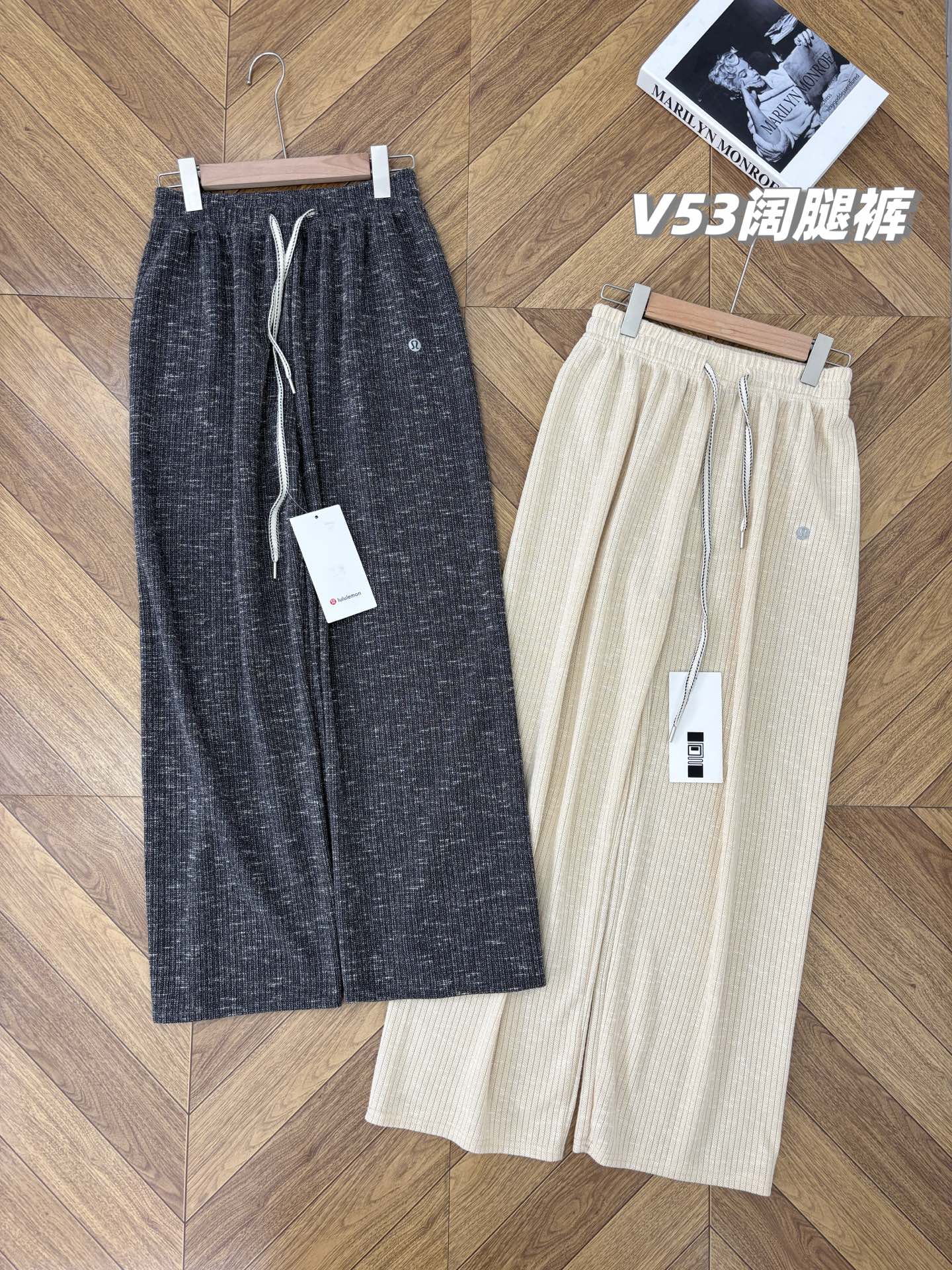 💰105/2天，一包2条装，粗纱线针织裤，这个季节刚需品！无敌透气舒适！lululemon2025夏秋新款女士高腰粗纱线针织阔腿裤！粗纱线+氨纶 针织而成，面料妥妥的无可匹敌！微阔腿版型能很好的修饰腿型线条，超级垂顺，无需打理，上身超显瘦，凸显腿长，穿起来轻松无压力！
贸易公司渠道订单，外贸剩余的，两色共有一百多包，原单面料，秒杀啦！
原厂客供面料：原生木浆吸湿纤维+粗纱线+氨纶，这个面料专门为夏秋打造的，虽然是粗纱线，但是➕有氨纶配比的精针织后，亲肤性非常好，裸穿巨舒适，超级无敌的透气性不用多说，穿着有型垂顺不易皱，纹理简约！舒适清爽不闷热，而且耐磨耐造，不起球不勾丝，超级清凉！而且吸湿性超级强，真的超级透气吸湿！同款面料的小品牌，最起码也要七八百块！随意去对比！平台上低于300块买不到这个面料。
加宽的松紧高腰设计带腰部抽绳，无束缚感，阔腿版型，遮肉显瘦，美化身材比例！垂坠感满满，好看又舒适，穿起来真的舒适到爆炸，隐藏各种腿型问题，超级喜欢这种微喇阔腿裤，上身凸显大长腿。
上身绝对是C位的纱线裤，上身的气质感毋庸置疑！现货不是很多哦，铁粉必须拼手速了！
看细节实拍，铁粉必须体验一下高端裤子！
款式：一包2条，黑色、杏色各1条
尺码：松紧腰均码 80-140斤（裤长100 ）

品名：V53款lulu纱线阔腿裤
