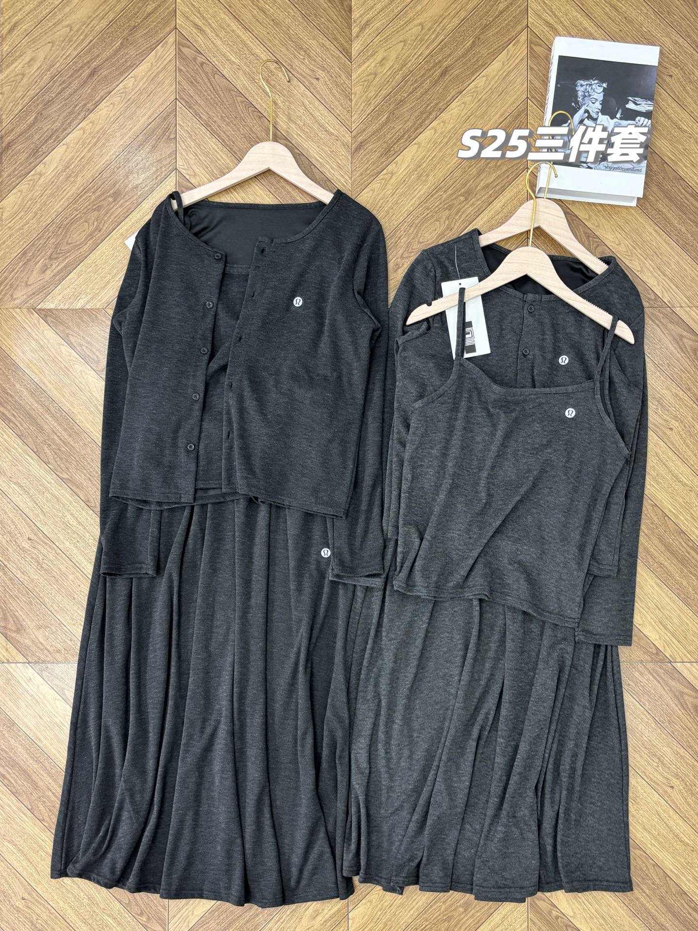 💰120/套，入秋首选！lulu2025秋季最新款糯米裙子吊带外套3件套装！超高性价比的一批外贸尾单，两色总共百来套！且买且珍惜啦！
外贸出口订单，原汁原料，原厂客供糯米棉+氨纶面料，平台上买不到这种料子的，超级经典且性价比很高的一款，低价抛啦！
客供棉+氨纶，确保舒适柔软的穿着感受的同时，还能在夏日为您提供额外的凉感，让您感受到全天的舒适体验！
上衣为夹克式小外套，薄款不厚，可用来防晒，一整套即可出街，内搭吊带式背心，也可单穿出街。裙子是长裙，垂感有型，整套衣服免熨烫，走路有型不吸腿。
整套衣服纯色调调，上身是真的其质感十足。而且是三件套，每一件都可以单穿，一条人棉氨纶长裙就要多少大洋了，性价比真的没得说了。
好货不多说，数量有限，铁粉真的不用犹豫！
颜色：黑色、深灰色
尺码：高弹均码（建议体重80-140斤）

品名：S25款 lulu糯米 裙子三件套