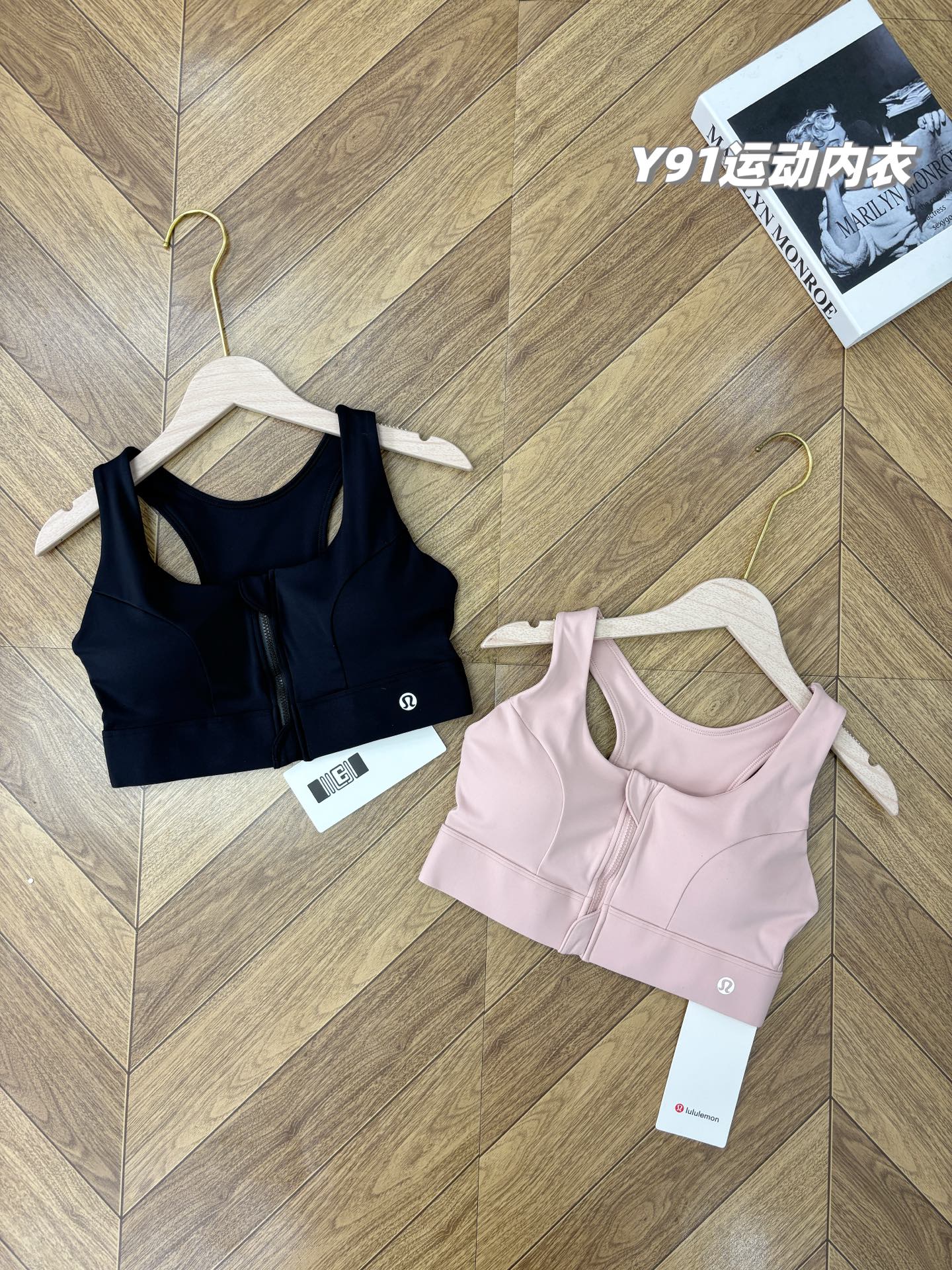 💰130/2件,一包2件装!专业运动内衣+高强度聚拢!原装正品 lululemon新款可外穿无钢圈前置拉链专业防震瑜伽跑步健身运动文胸,专业级运动内衣,高弹减震,聚拢美背!可外穿也可内穿,通勤款不管是运动健身还是日常穿搭,都是绝对的王者!为你解锁新的内衣穿搭,力荐!
品牌商国内下的代工货,出口东南亚的订单,一万个保真,现货百来包,放心秒杀!
专业级客供运动瑜伽面料,锦纶75%+氨纶25%,舒适透气,韧弹包裹,手感与触摸上也是细腻柔滑,吸湿排汗,随意伸展!
解锁新方式,穿脱便捷,1秒穿脱新体验,内衣两侧高韧弹聚拢提拉带,立体强聚拢;透气速干,聚拢防震!微露性感,凸显好看的脸型和锁骨线条,加宽下摆和肩带,减少勒腰感,同时增加支撑力!
专业的运动内衣文胸,强聚拢防震,超强透气无极限,不管是健身、瑜伽、运动、跑步还是日常休闲穿搭,都是最棒的选择,为你解锁新的内衣穿搭,你会爱上这款的!
现货三百多包,百年难得一遇,看到就入了吧,绝对力荐款!
款式:一包2件同尺码(黑粉各一件),原装来货,不拆卖
尺码:M/L/XL
M:胸半围35cm 下摆半围32 建议体重80-110斤
L:胸半围37cm 下摆半围34 建议体重105-125斤
XL:胸半围39cm 下摆半围36 建议体重120-140斤
品名: Y91款lulu前拉链运动内衣