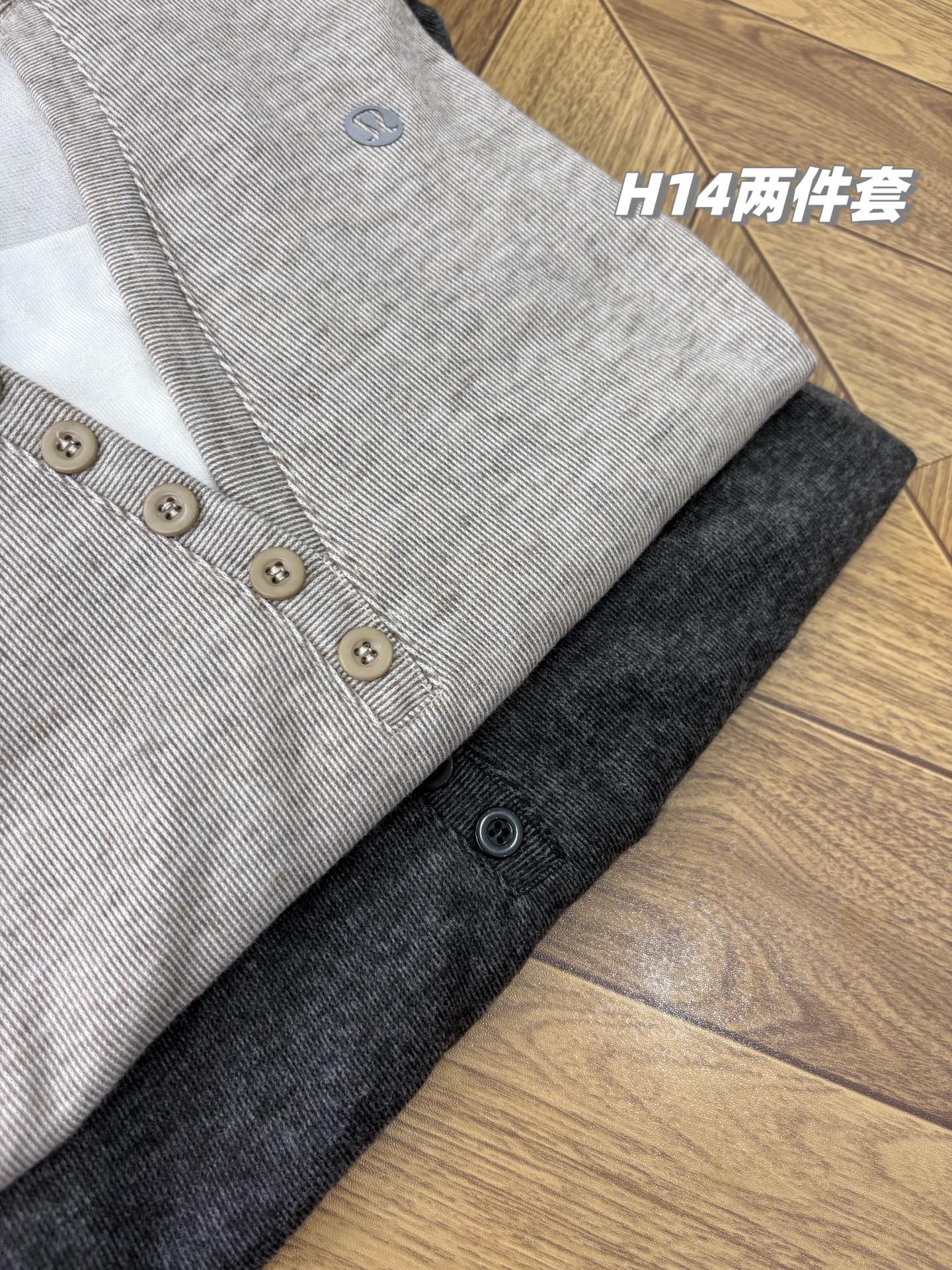 💰105/套，夏秋必备！lulu2025秋季新款女士糯米套装，假两件上衣+长裤，是套装哦，假两件上衣配糯米裤，超级好看的一款！
上海贸易公司订单，原厂原料出的货，两色共150套，超级经典的一款，低价抛啦！
这款休闲套装采用了高品质的糯米棉+冰感粒子面料，面料不厚有凉感，夏天穿都合适，确保了柔软舒适的穿着感受。不仅触感亲肤，还能够在夏季节为您提供额外的凉爽，让您感受到全天候的舒适。
上衣的假两件拼接设计让整体造型更加时尚和有层次感。这一设计不仅增加了视觉吸引力，还能够巧妙地遮挡小肚子，使您看起来更加苗条。
裤子的窄版阔腿设计不仅显瘦，还增添了一份轻松的休闲感。这种款式适合各种身材，让您自信满满。
这套休闲套装是真正的百搭之选。您可以根据不同的场合和心情搭配不同的饰品、鞋子和外套，轻松打造出多种风格，无论是休闲、正式还是半正式场合，都能完美搭配。
不管您的年龄是什么，这款套装都能够帮助您减龄，展现出更年轻的魅力。
无论是日常穿着、约会、购物，还是办公室工作，这套休闲套装都能够满足您的需求。它的多功能性使它成为您衣橱的必备之选。
现货两色各七八十套，售完无补的款，铁粉速度拿啦！
颜色: 黑灰色、燕麦色
尺码: 宽松均码 80-140斤

品名: H14款lulu糯米两件套