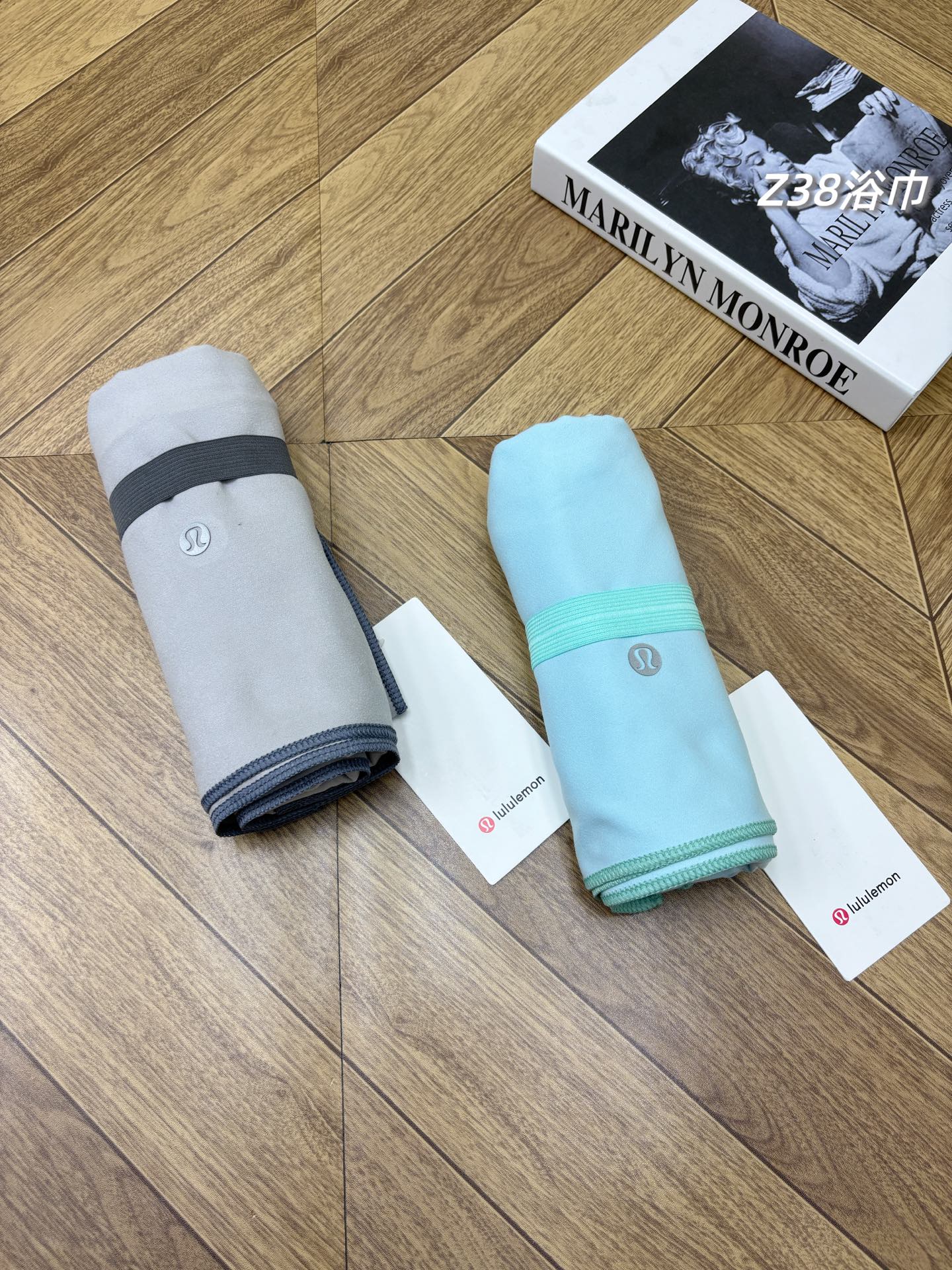 2条,一包2条装!全场景全季节通用!lululemon专业运动便捷式速干浴巾!男女室内+户外游泳健身温泉便携式吸水沙滩浴巾!按扣式披巾!专业的好东西,舒适亲肤快速干爽! 品牌客供速干面料,双面吸水绒,面料特点快速吸水+便捷式携带+快干速干!晾晒干的超级快,而且可以一次性吸收800ml的水,会呼吸的浴巾,不管是居家洗漱还是外出携带,都是妥妥的好用,比常规浴巾更加便捷,毫无笨重感,但是吸水能力更强,使用起来更加方便! 尺寸超级大,可全身包裹,可按扣固定,外出温泉游泳度假或者运动 可以披在身上!非常的便捷实用! 没用过速干浴巾的宝子们赶紧备上啦,真的很好用! 款式:一包2条装(两色各1条) 尺寸:130*82cm 品名: Z38款lulu速干浴巾