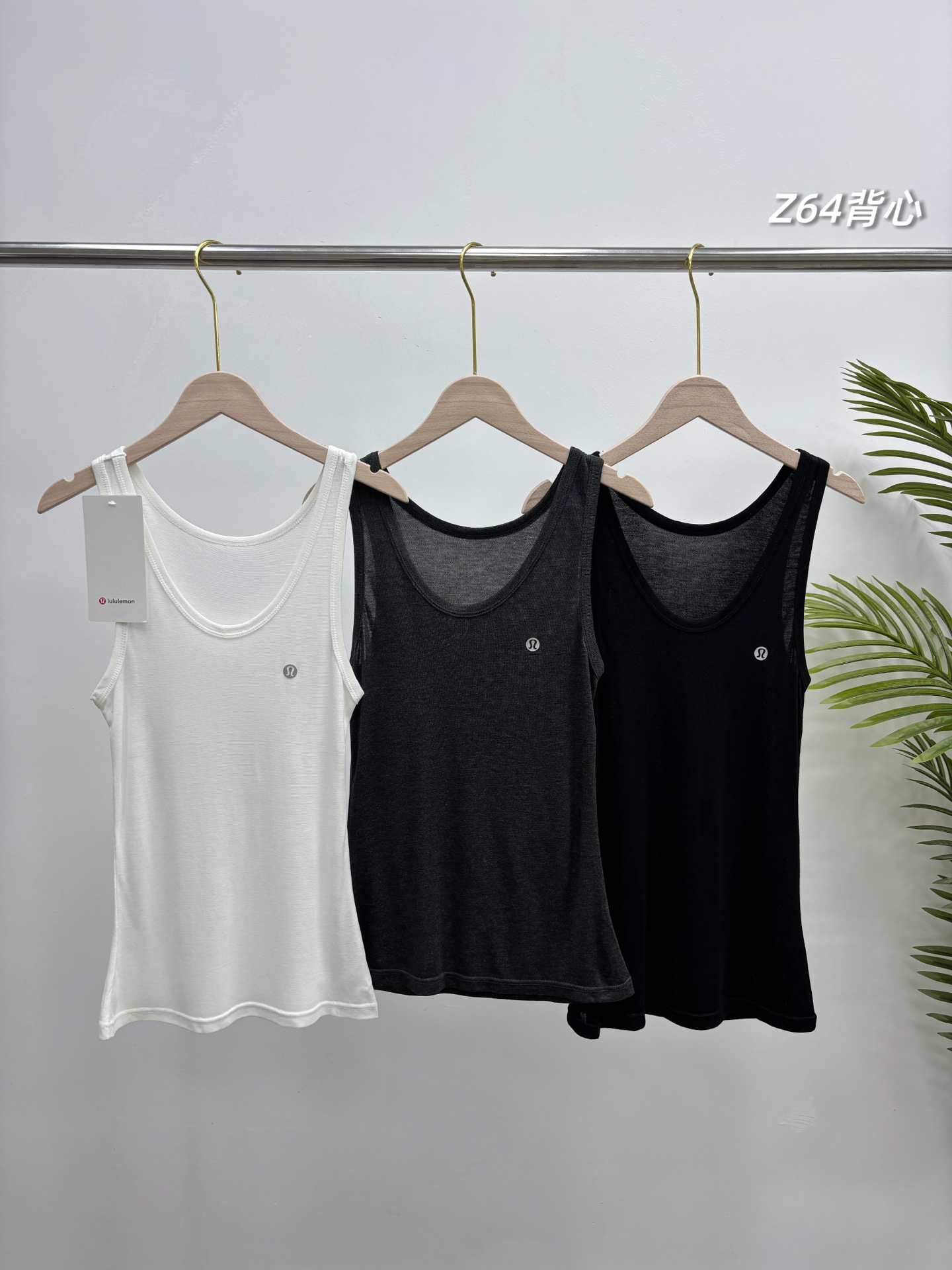 3件,一包3件装!美雅碧面料,丝滑舒服到爆炸!lululemon2026春夏新款女士美雅碧背心,可外穿背心!刘雯、周清扬同款!人手N件不嫌多,大领口,漏出深邃好看的锁骨,视觉上非常好看的,元气感爆棚,活力满满! 上海迅达贸易订单,出口海外的单子,一包3件装,原包装尾单一百多包,仅有的一批货,且买且珍惜! 视觉上延长颈部,线条感真的很好看,修身的版型结合弹力棉质面料,勾勒身形秀出好身材!简单流畅的剪裁,弹力超级大! 品牌客供的70%精梳莫代尔棉+30%美雅碧腈纶面料,纯纯的高端货,上身真的超级丝滑舒服,亲肤感妥妥的,经典大圆领,肩宽的宝贝放心穿,宽肩带加宽包边,巨显瘦!既能打底又能外穿,夏天外穿,春季打底,超级百搭! 天天穿都不会腻的打底背心了,真的收到会爱不释手! 款式:一包3件,三色各一,原包装不拆卖 尺码:高弹力均码 胸围70 肩宽29 建议体重80-140斤 品名:Z64款lulu三件装女士背心