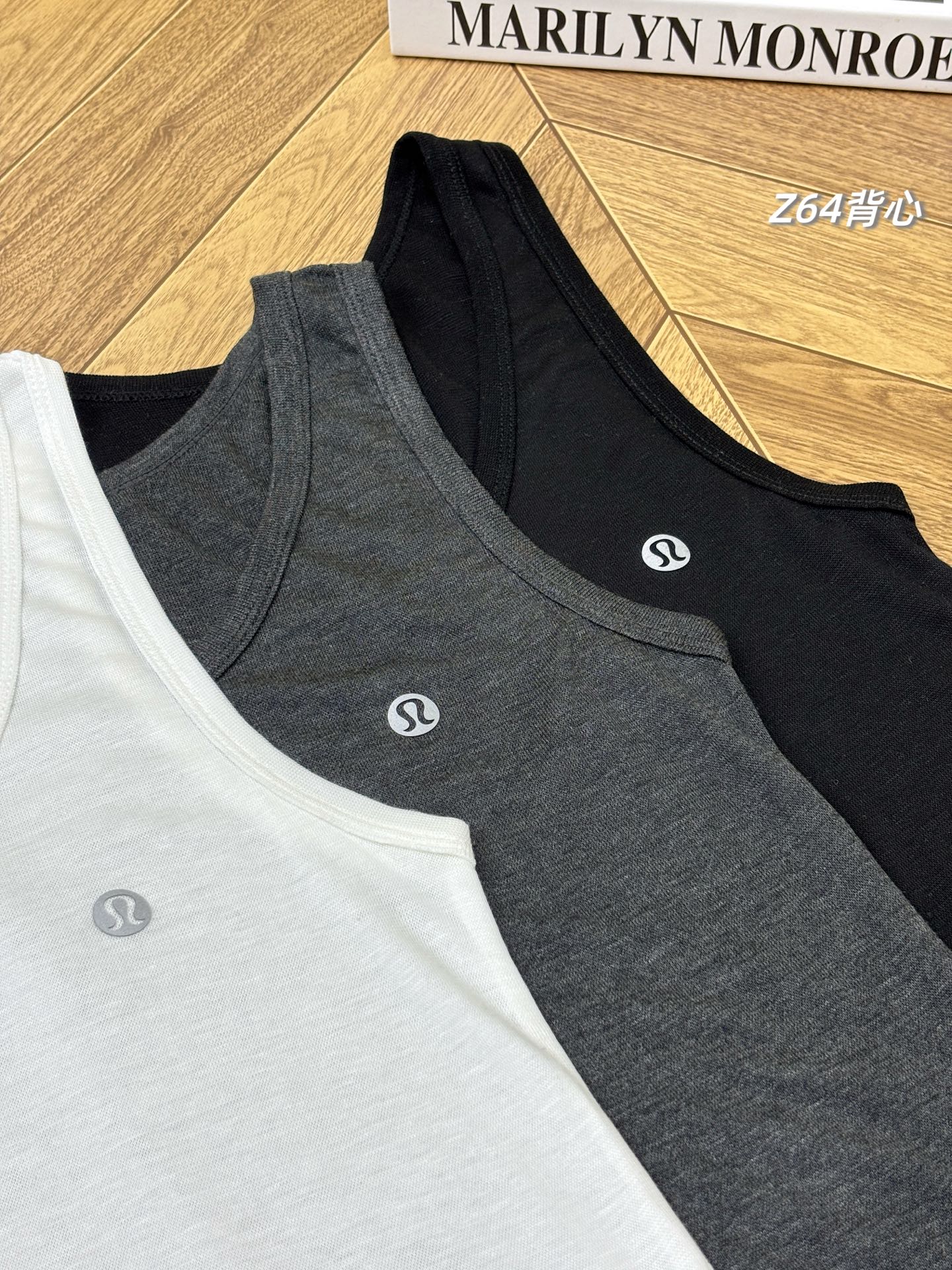 3件,一包3件装!美雅碧面料,丝滑舒服到爆炸!lululemon2026春夏新款女士美雅碧背心,可外穿背心!刘雯、周清扬同款!人手N件不嫌多,大领口,漏出深邃好看的锁骨,视觉上非常好看的,元气感爆棚,活力满满! 上海迅达贸易订单,出口海外的单子,一包3件装,原包装尾单一百多包,仅有的一批货,且买且珍惜! 视觉上延长颈部,线条感真的很好看,修身的版型结合弹力棉质面料,勾勒身形秀出好身材!简单流畅的剪裁,弹力超级大! 品牌客供的70%精梳莫代尔棉+30%美雅碧腈纶面料,纯纯的高端货,上身真的超级丝滑舒服,亲肤感妥妥的,经典大圆领,肩宽的宝贝放心穿,宽肩带加宽包边,巨显瘦!既能打底又能外穿,夏天外穿,春季打底,超级百搭! 天天穿都不会腻的打底背心了,真的收到会爱不释手! 款式:一包3件,三色各一,原包装不拆卖 尺码:高弹力均码 胸围70 肩宽29 建议体重80-140斤 品名:Z64款lulu三件装女士背心