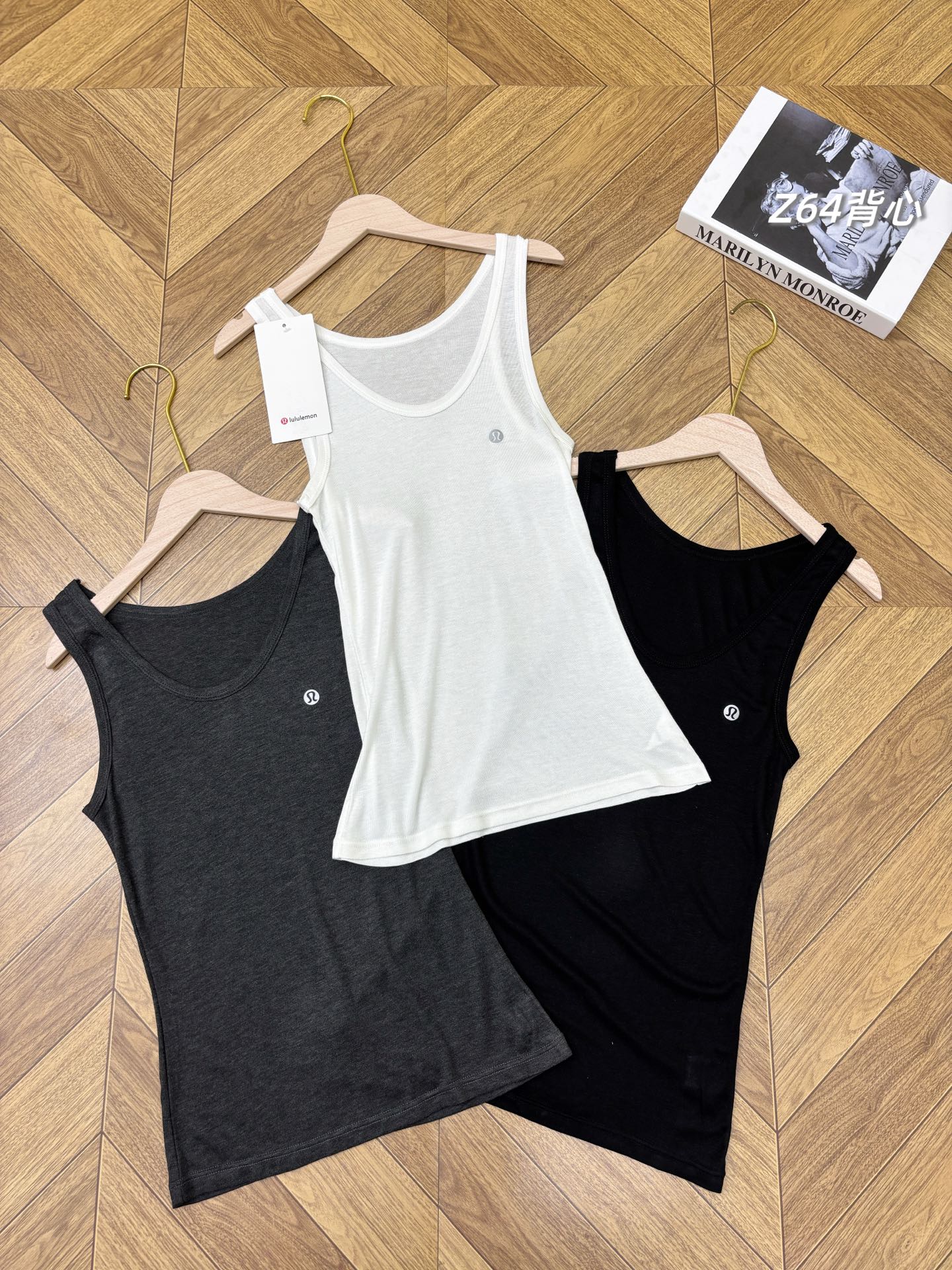 3件,一包3件装!美雅碧面料,丝滑舒服到爆炸!lululemon2026春夏新款女士美雅碧背心,可外穿背心!刘雯、周清扬同款!人手N件不嫌多,大领口,漏出深邃好看的锁骨,视觉上非常好看的,元气感爆棚,活力满满! 上海迅达贸易订单,出口海外的单子,一包3件装,原包装尾单一百多包,仅有的一批货,且买且珍惜! 视觉上延长颈部,线条感真的很好看,修身的版型结合弹力棉质面料,勾勒身形秀出好身材!简单流畅的剪裁,弹力超级大! 品牌客供的70%精梳莫代尔棉+30%美雅碧腈纶面料,纯纯的高端货,上身真的超级丝滑舒服,亲肤感妥妥的,经典大圆领,肩宽的宝贝放心穿,宽肩带加宽包边,巨显瘦!既能打底又能外穿,夏天外穿,春季打底,超级百搭! 天天穿都不会腻的打底背心了,真的收到会爱不释手! 款式:一包3件,三色各一,原包装不拆卖 尺码:高弹力均码 胸围70 肩宽29 建议体重80-140斤 品名:Z64款lulu三件装女士背心