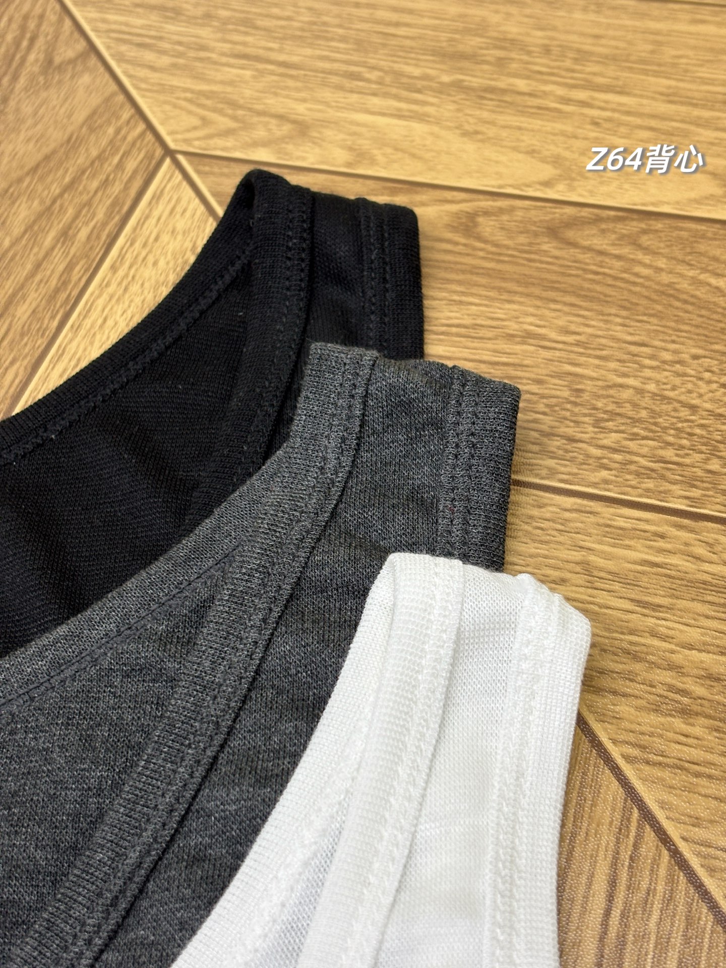 3件,一包3件装!美雅碧面料,丝滑舒服到爆炸!lululemon2026春夏新款女士美雅碧背心,可外穿背心!刘雯、周清扬同款!人手N件不嫌多,大领口,漏出深邃好看的锁骨,视觉上非常好看的,元气感爆棚,活力满满! 上海迅达贸易订单,出口海外的单子,一包3件装,原包装尾单一百多包,仅有的一批货,且买且珍惜! 视觉上延长颈部,线条感真的很好看,修身的版型结合弹力棉质面料,勾勒身形秀出好身材!简单流畅的剪裁,弹力超级大! 品牌客供的70%精梳莫代尔棉+30%美雅碧腈纶面料,纯纯的高端货,上身真的超级丝滑舒服,亲肤感妥妥的,经典大圆领,肩宽的宝贝放心穿,宽肩带加宽包边,巨显瘦!既能打底又能外穿,夏天外穿,春季打底,超级百搭! 天天穿都不会腻的打底背心了,真的收到会爱不释手! 款式:一包3件,三色各一,原包装不拆卖 尺码:高弹力均码 胸围70 肩宽29 建议体重80-140斤 品名:Z64款lulu三件装女士背心