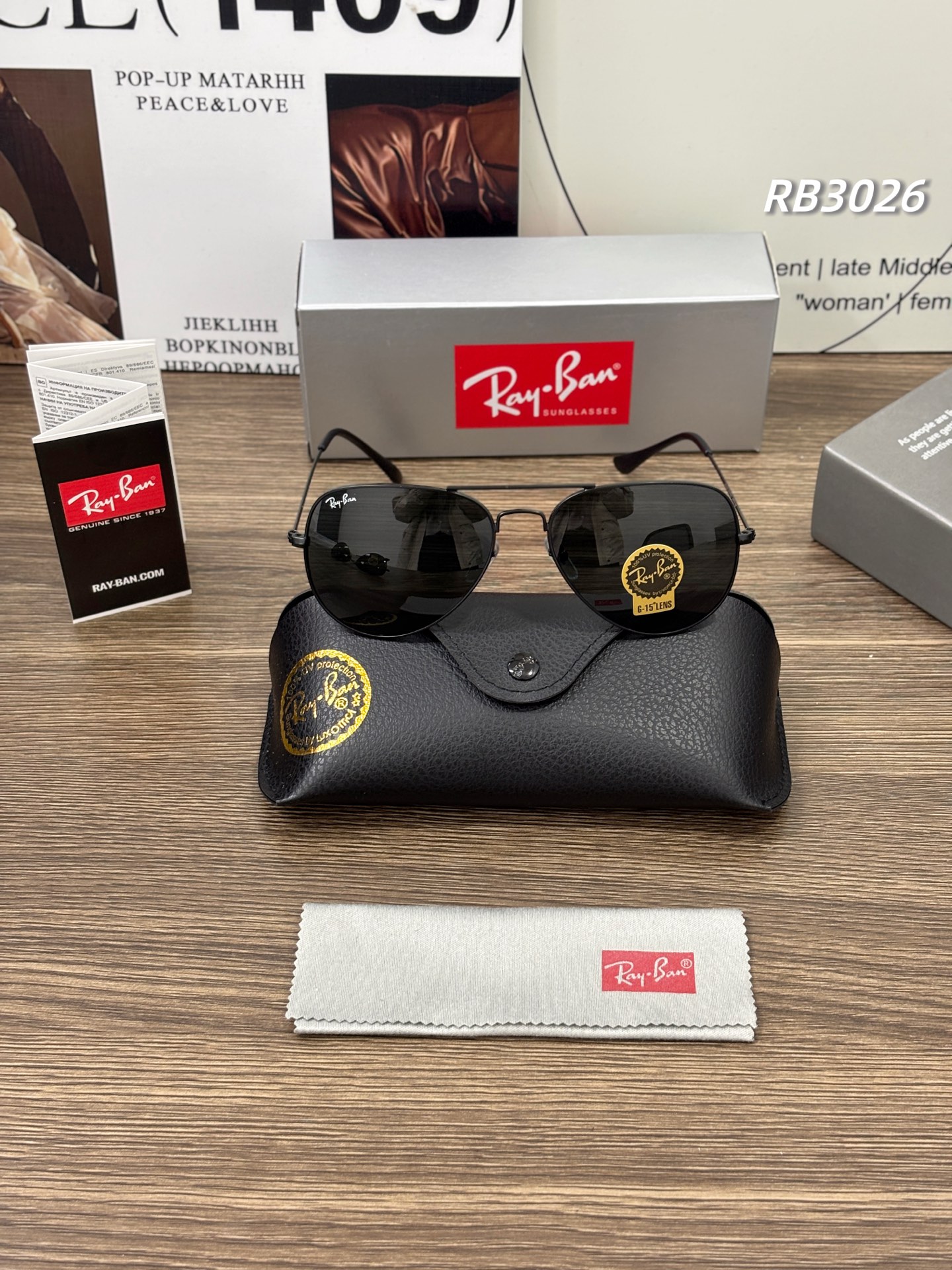 爆款上新!2026最新款雷朋最新款偏光墨镜-飞行员RB3026,全套包装,情侣款防紫外线太阳镜! 代工走柜子的尾货,必须爆炸! 太阳镜也是一个男人的面子,就跟车是一样的,门头所以绝对不能差,而且一副好的墨镜不伤眼睛! 包装都是正品标配:雷朋专柜盒➕墨镜盒➕眼镜布 实拍视频妥妥的重磅 雷朋新款男士开车偏光方框太阳镜超轻不压,绝对是小哥哥们的必备单品! 可搭配情侣,遇到之后你才知道什么叫性价比专柜一毛一样滴!原装正品 雷朋的眼镜不分脸型! 什么脸型都可以驾驭并且不挑搭配,不管是男女,这一款都好看 凹造型利器 入手绝对超值 采用进口TR90记忆型镜架 镜腿,镜片与镜架完美的结合使得整副眼镜牢固性非常好.不易出现脱落!同时,眼镜架采用多种高品质镜架材质,塑胶钛,作为眼镜架的主要材料,使得眼镜架拥有多种功能! 宝利来偏光镜片,情侣款 通用款墨镜!户外防紫外线超强,当世墨镜王者,非飞行员莫属! 颜色:经典黑 品名: T72款雷朋飞行员偏光墨镜