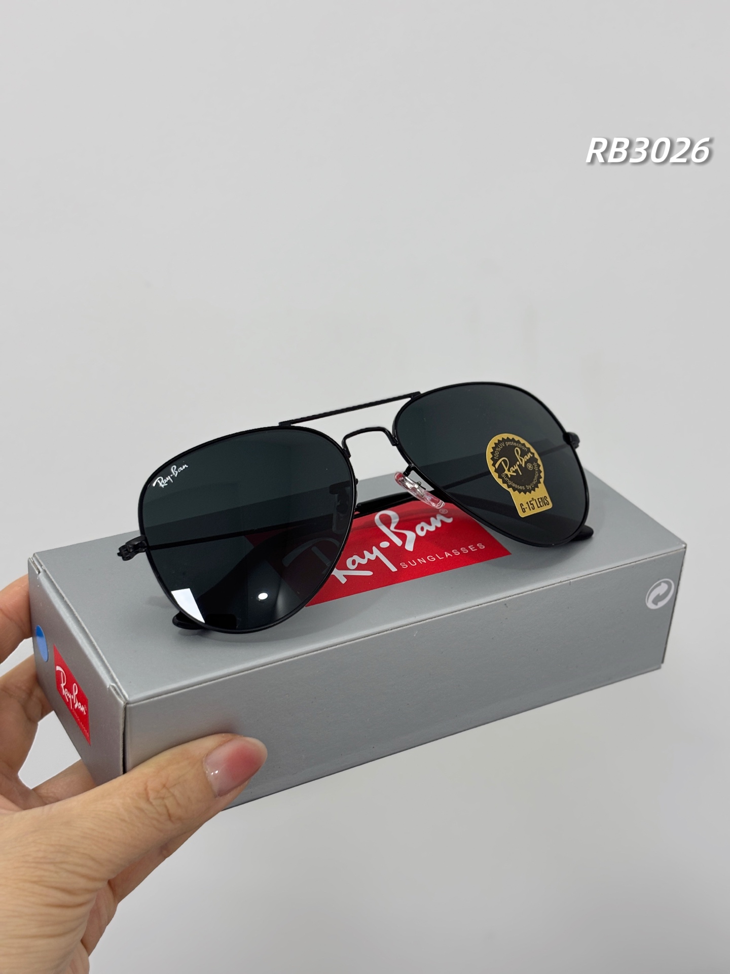 爆款上新!2026最新款雷朋最新款偏光墨镜-飞行员RB3026,全套包装,情侣款防紫外线太阳镜! 代工走柜子的尾货,必须爆炸! 太阳镜也是一个男人的面子,就跟车是一样的,门头所以绝对不能差,而且一副好的墨镜不伤眼睛! 包装都是正品标配:雷朋专柜盒➕墨镜盒➕眼镜布 实拍视频妥妥的重磅 雷朋新款男士开车偏光方框太阳镜超轻不压,绝对是小哥哥们的必备单品! 可搭配情侣,遇到之后你才知道什么叫性价比专柜一毛一样滴!原装正品 雷朋的眼镜不分脸型! 什么脸型都可以驾驭并且不挑搭配,不管是男女,这一款都好看 凹造型利器 入手绝对超值 采用进口TR90记忆型镜架 镜腿,镜片与镜架完美的结合使得整副眼镜牢固性非常好.不易出现脱落!同时,眼镜架采用多种高品质镜架材质,塑胶钛,作为眼镜架的主要材料,使得眼镜架拥有多种功能! 宝利来偏光镜片,情侣款 通用款墨镜!户外防紫外线超强,当世墨镜王者,非飞行员莫属! 颜色:经典黑 品名: T72款雷朋飞行员偏光墨镜