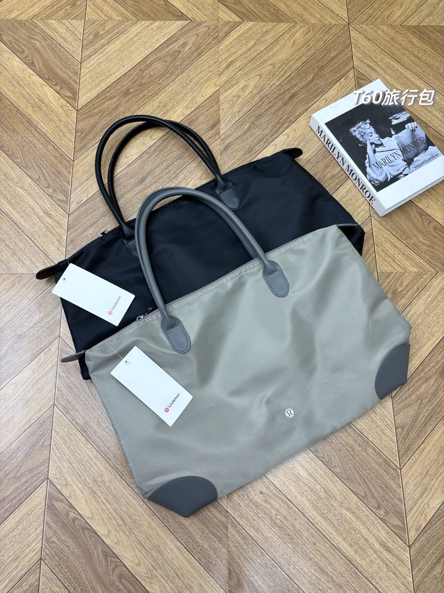 颜值超高!lululemon2026新款休闲健身手提旅行包,全功能防水防划防磨运动健身单肩腋下包!颜值超级高大上,可单肩,可手提,超大容量,任意出行!女士可以单肩腋下和手提,商务男神出差可手提,实用性超级高! 外贸公司出口订单,100%原厂原装,客供高端料子,前卫便捷的设计,真的包您满意!现货两色总共一百多只,暑期必备的款! 原厂进口高密度牛津布面料,柔软质轻而且超级耐磨防划防泼水,日常出行非常好打理,无惧风雨,任意出行!立体手提带 超级舒适,可手提可单肩腋下,承重强,结实耐用!进口五金拉头拉链,实测非常顺滑到超出想想,防腐防氧化,拿捏舒适! 包身整齐车缝线加固,针脚细密,做工超级棒! 包包不是很大,但是容量无敌大,内置拉链袋+2个内贴袋,各种日常用品,笔记本电脑、衣服物品都能装的下!外侧后背拉链袋,可放置随用物品,必入手机,卡牌等等! 健身 旅游 出差 日常出行等全场景使用,女士还可以单肩背,作为腋下包使用,还可以跨在胳膊上.男士手提,商务出差会变得更加方便,不用再背着双肩包啦,双肩包夏天可太闷热了! 难得一见的好物,忍不住快点跟家人们分享了,两色总共一百多,必须上车! 包身尺寸:高31、长46、厚18cm 颜色:黑色、浅灰色 品名:T60款手提旅行包