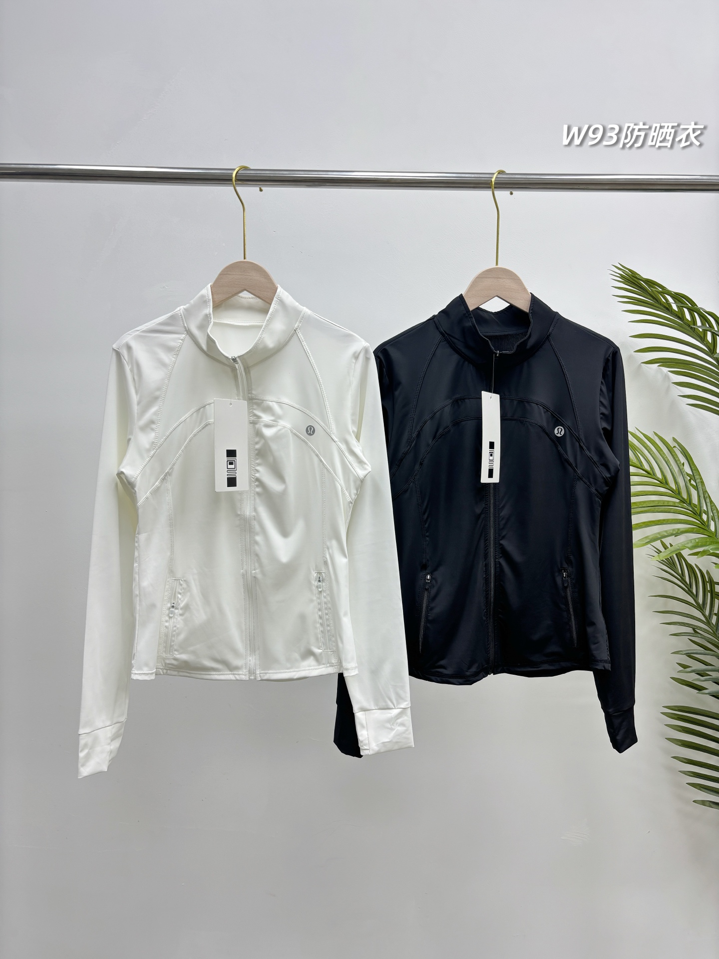 UPF120+,顶级原纱高分子抗光热,超薄不透不闷,lulu2026新款女士原纱氨纶立领防晒衣,冰蛮骑行防晒服,户外防紫外线空调开衫!后背网纱透气,专业级的东西,防止肌肤光老化,从防晒衣开始,轻便百搭,内搭个内衣就出行,轻薄透气冰爽的同时,还能保持好身材,UPF120+,真的是遥遥领先同行! 青岛代工的尾单,原纱锦纶高分子聚酯+氨纶面料,原装原货,随意对比,不用质疑,闭眼拿下,包你比想象的还要完美! UPF120+,防紫外线通过率超过99%,无惧夏日!100%高弹力冰丝,上身冰爽,有效降温,掌柜试穿,裸穿倍爽,真的超赞! 科技微孔纤维,加速散热,流汗不沾身,超级透气不闷热!冰感降温,有效阻隔紫外线,内里搭个内衣就行! 最最重要的是显瘦的版型,立体腰线,前后都是小腰精,U型下摆,彰显大长腿,微紧身的版型,秀出迷人曲线,防晒还能好身材,没谁了的! 纯色经典,适合任意年龄段任意场合,轻薄方便携带,不管去哪都能穿! 好货不多说,现货尾单总共三四百件,信我没商量,铁粉闭眼入! 颜色:极限黑、秀气白 尺码:高弹均码(适合体重80~130斤) 衣长58、胸围87、下摆48、袖长70 品名 : W93款立领防晒衣